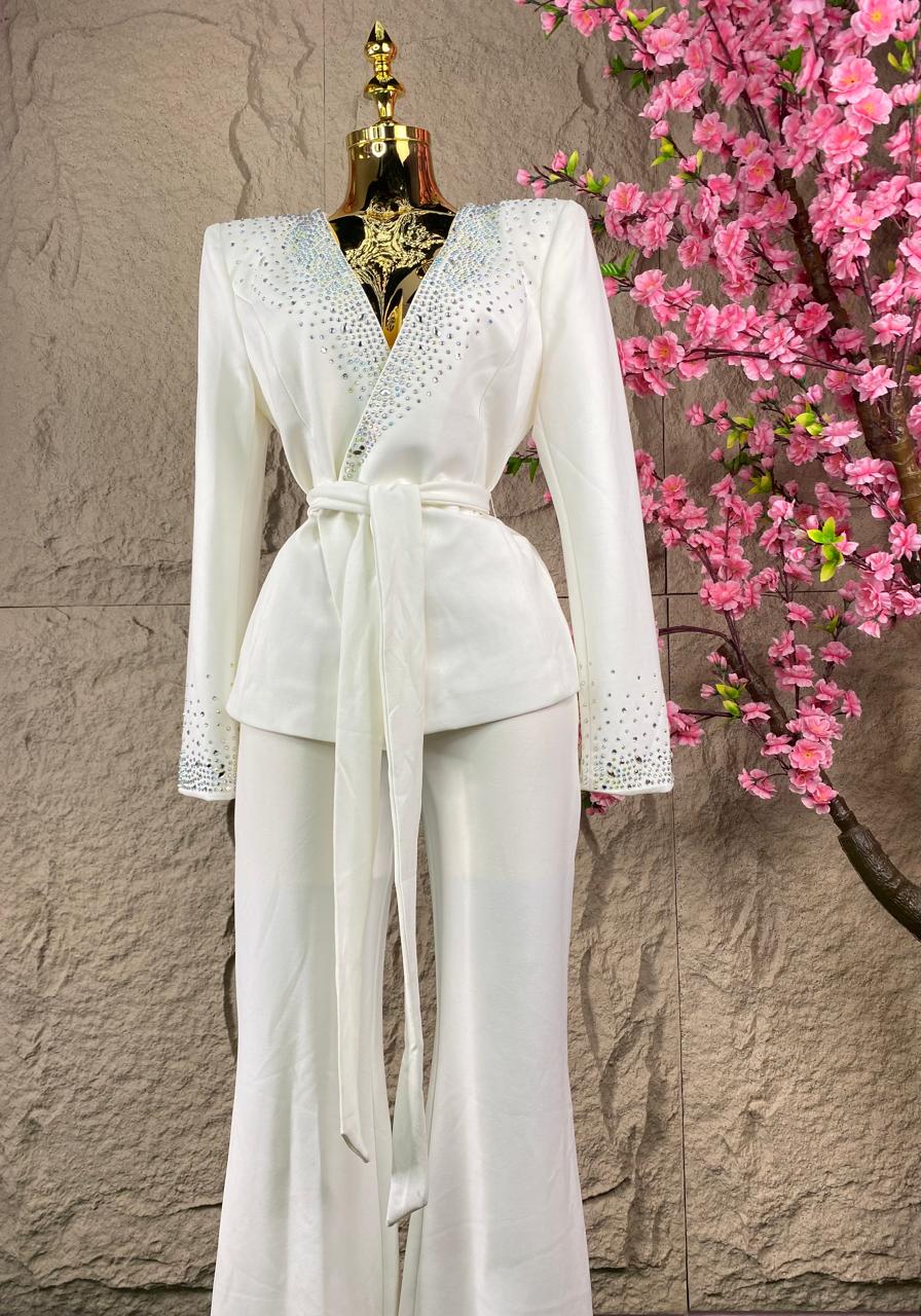 CONJUNTO PANTALON/SACO CON BRILLOS EN SOLAPA Y PUÑOS BLANCO