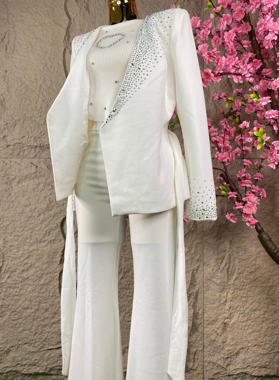 CONJUNTO PANTALON/SACO CON BRILLOS EN SOLAPA Y PUÑOS BLANCO