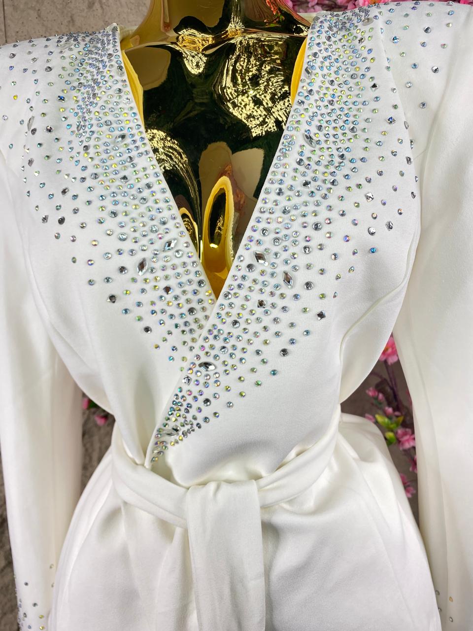 CONJUNTO PANTALON/SACO CON BRILLOS EN SOLAPA Y PUÑOS BLANCO