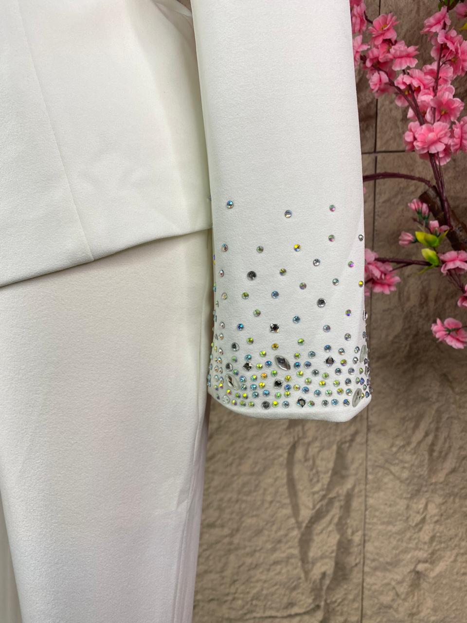 CONJUNTO PANTALON/SACO CON BRILLOS EN SOLAPA Y PUÑOS BLANCO
