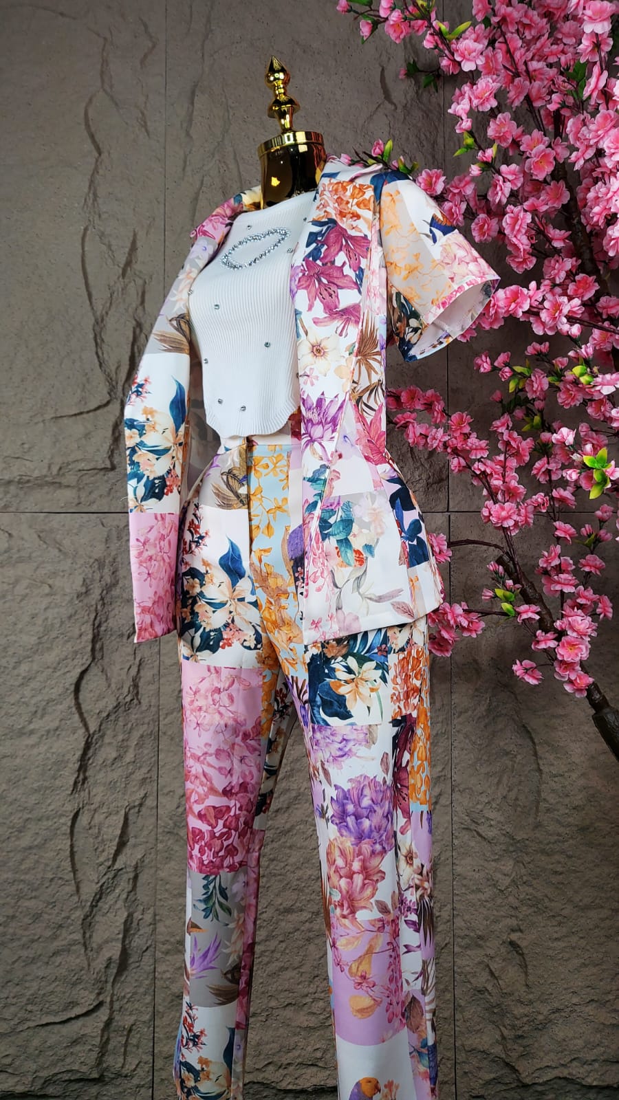 CONJUNTO PANTALON/ SACO MC CON ESCOTE FLOREADO