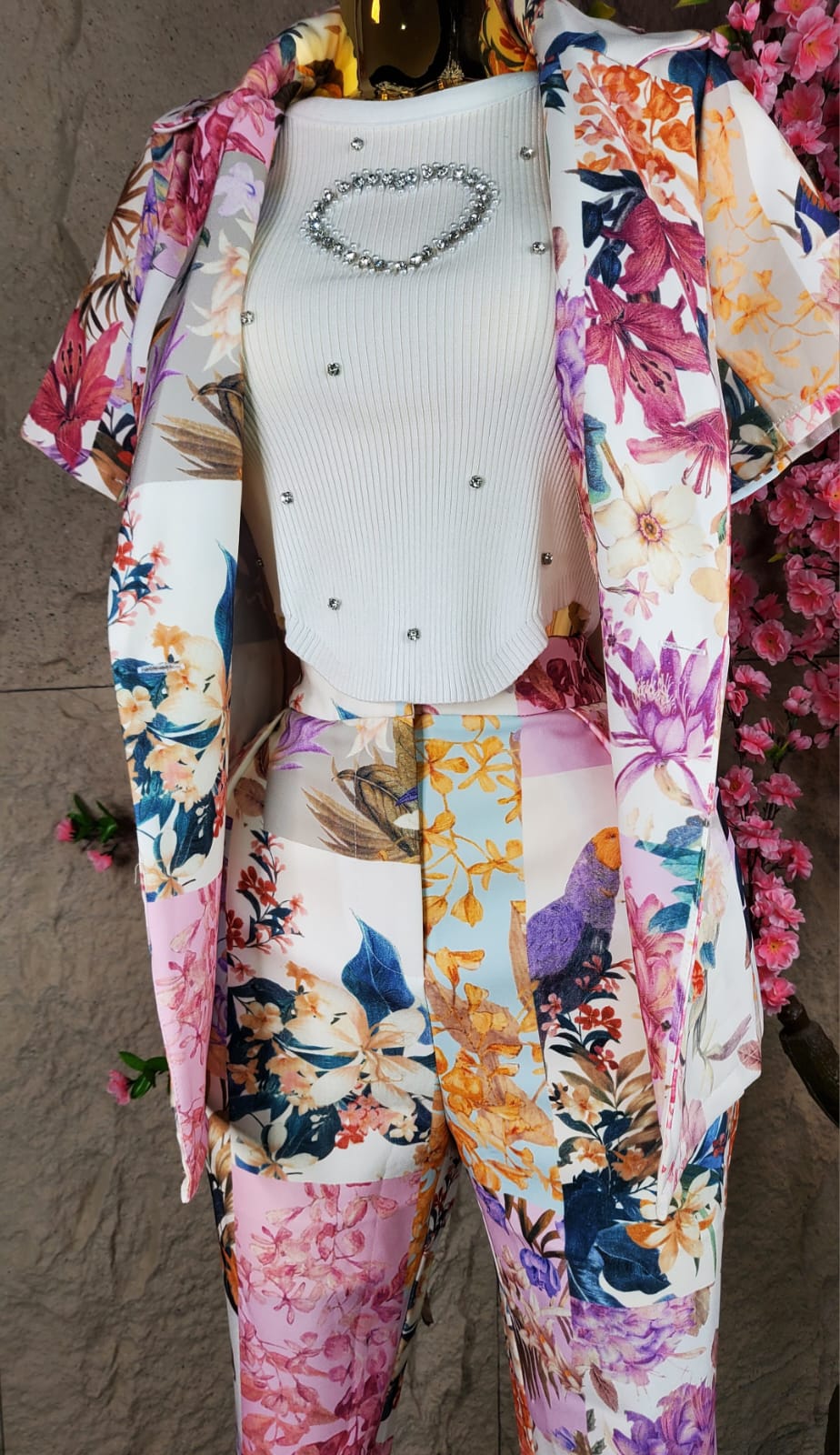 CONJUNTO PANTALON/ SACO MC CON ESCOTE FLOREADO