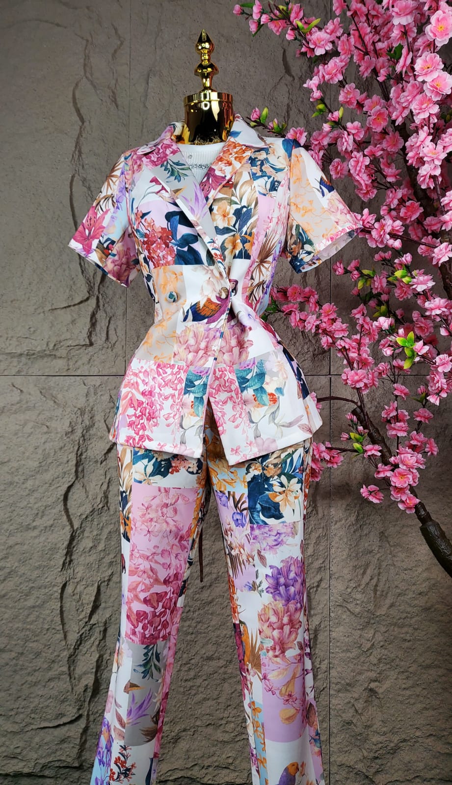 CONJUNTO PANTALON/ SACO MC CON ESCOTE FLOREADO