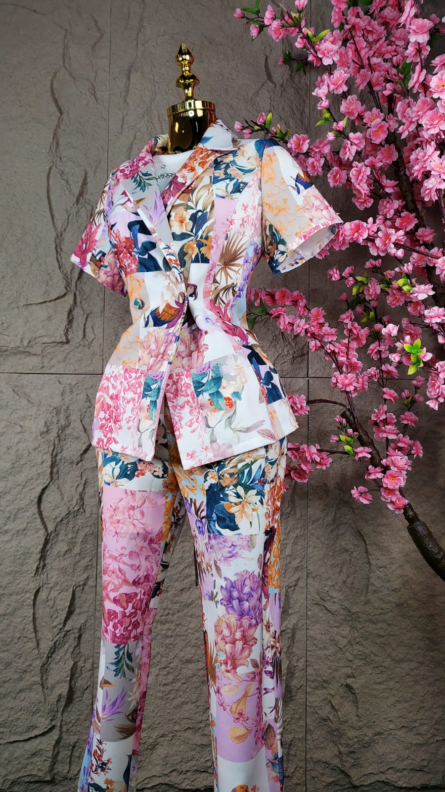 CONJUNTO PANTALON/ SACO MC CON ESCOTE FLOREADO