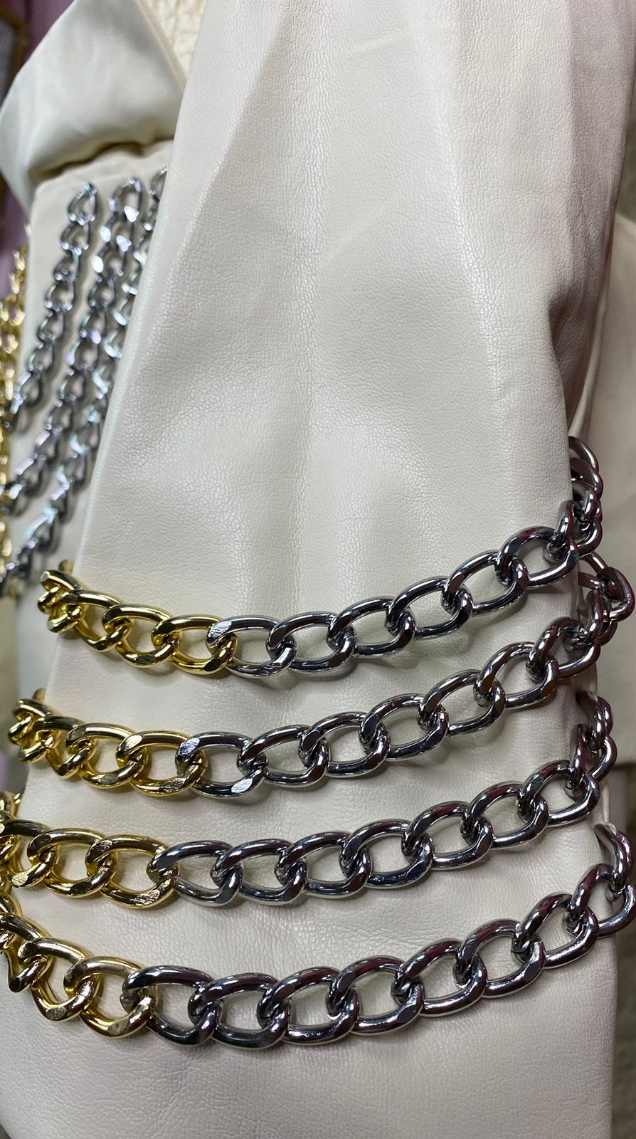 CONJUNTO SACO/ PANTALON EN VINIPIEL CON CADENAS BEIGE