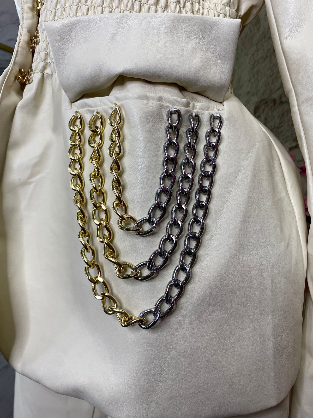 CONJUNTO SACO/ PANTALON EN VINIPIEL CON CADENAS BEIGE