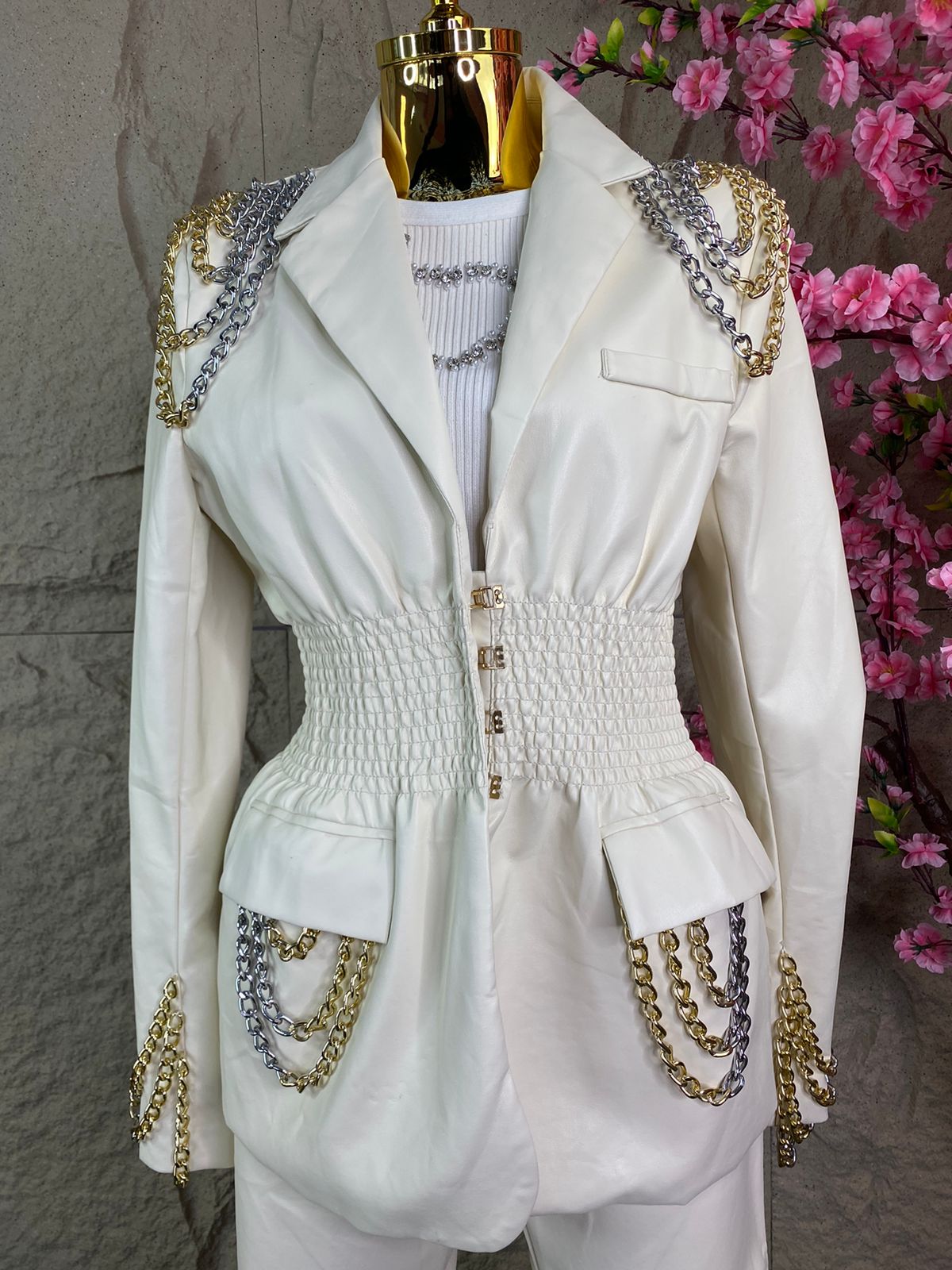 CONJUNTO SACO/ PANTALON EN VINIPIEL CON CADENAS BEIGE
