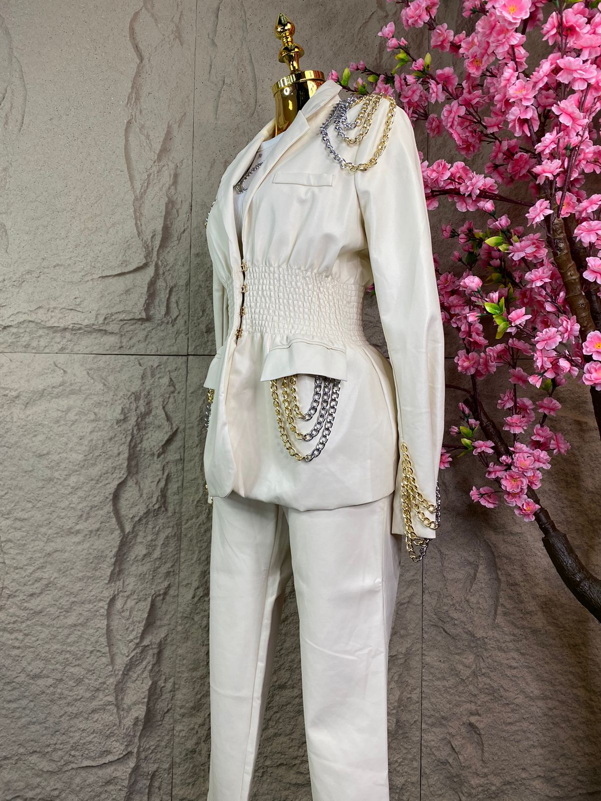 CONJUNTO SACO/ PANTALON EN VINIPIEL CON CADENAS BEIGE