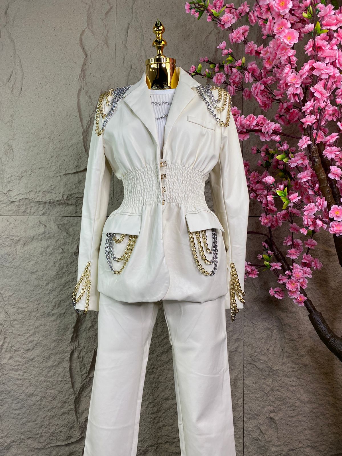 CONJUNTO SACO/ PANTALON EN VINIPIEL CON CADENAS BEIGE