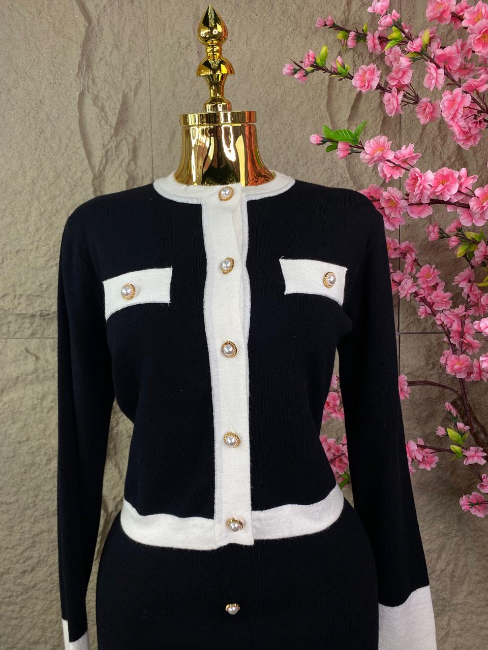 CONJUNTO VESTIDO/SWEATER CON BOTONES DE PERLAS BICOLOR