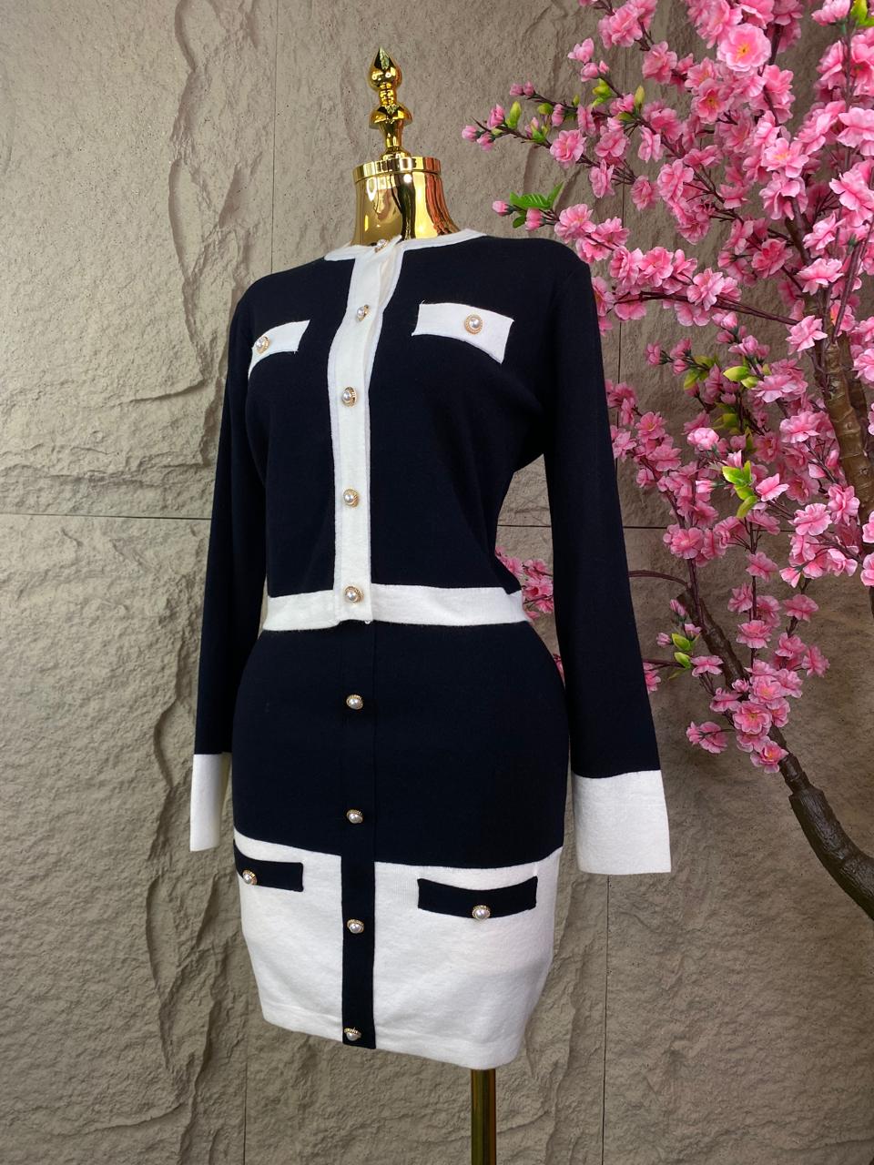 CONJUNTO VESTIDO/SWEATER CON BOTONES DE PERLAS BICOLOR