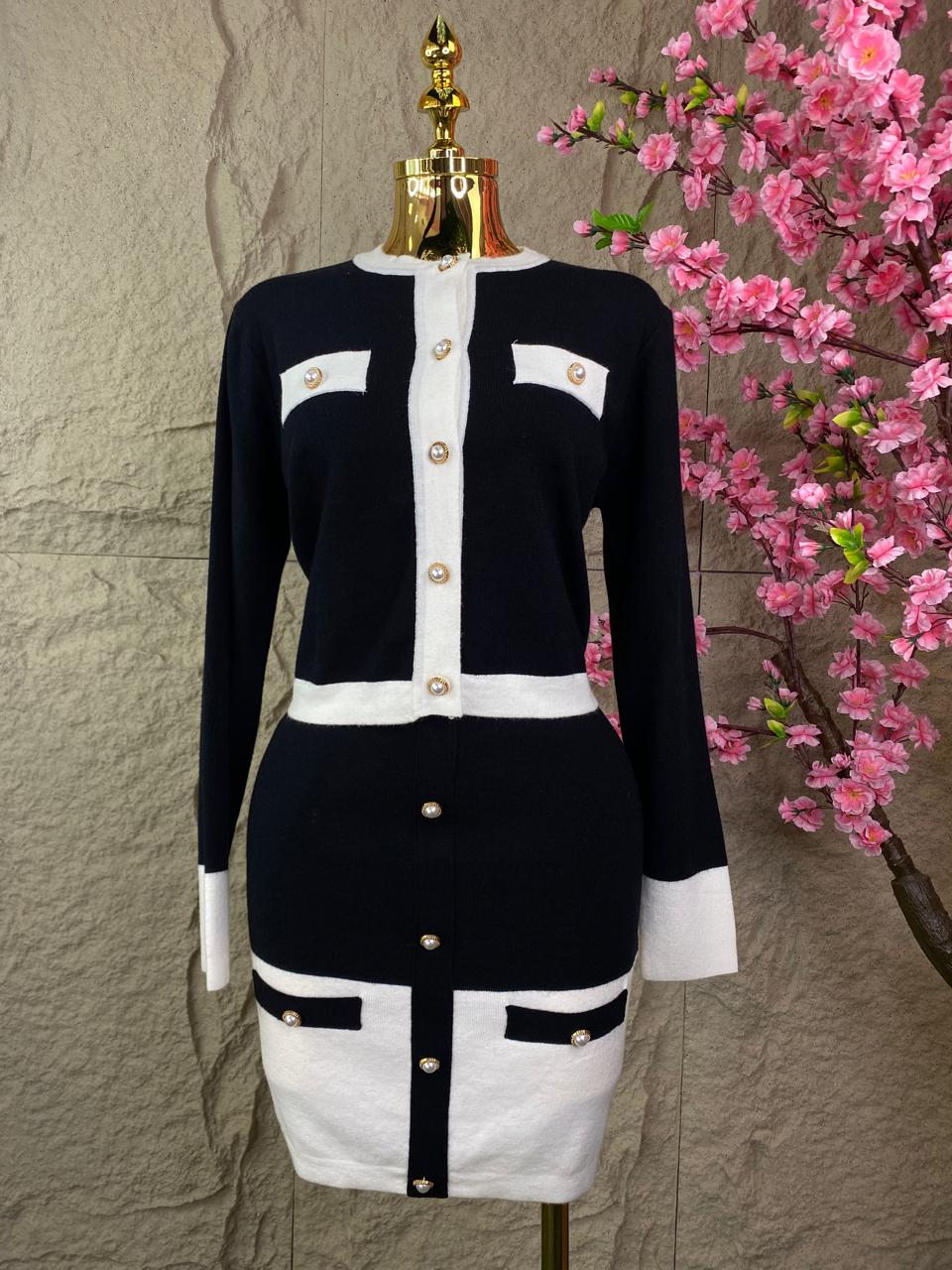 CONJUNTO VESTIDO/SWEATER CON BOTONES DE PERLAS BICOLOR