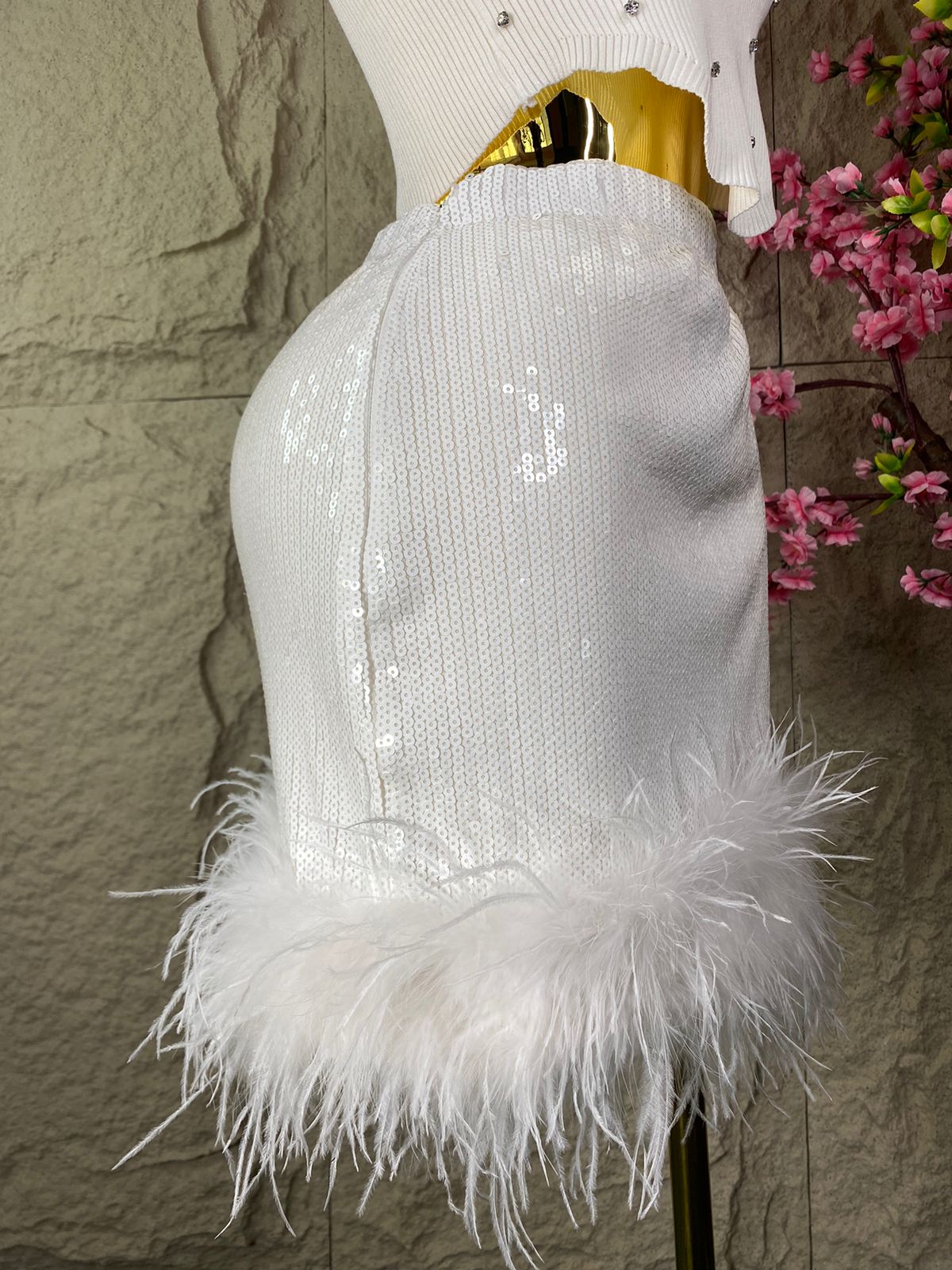 FALDA CORTA CON LENTEJUELA Y PLUMAS BLANCA