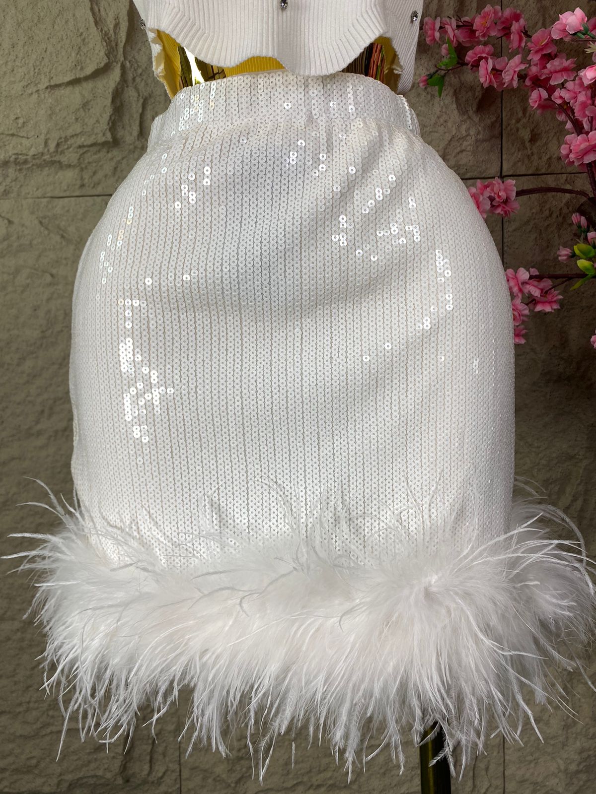 FALDA CORTA CON LENTEJUELA Y PLUMAS BLANCA