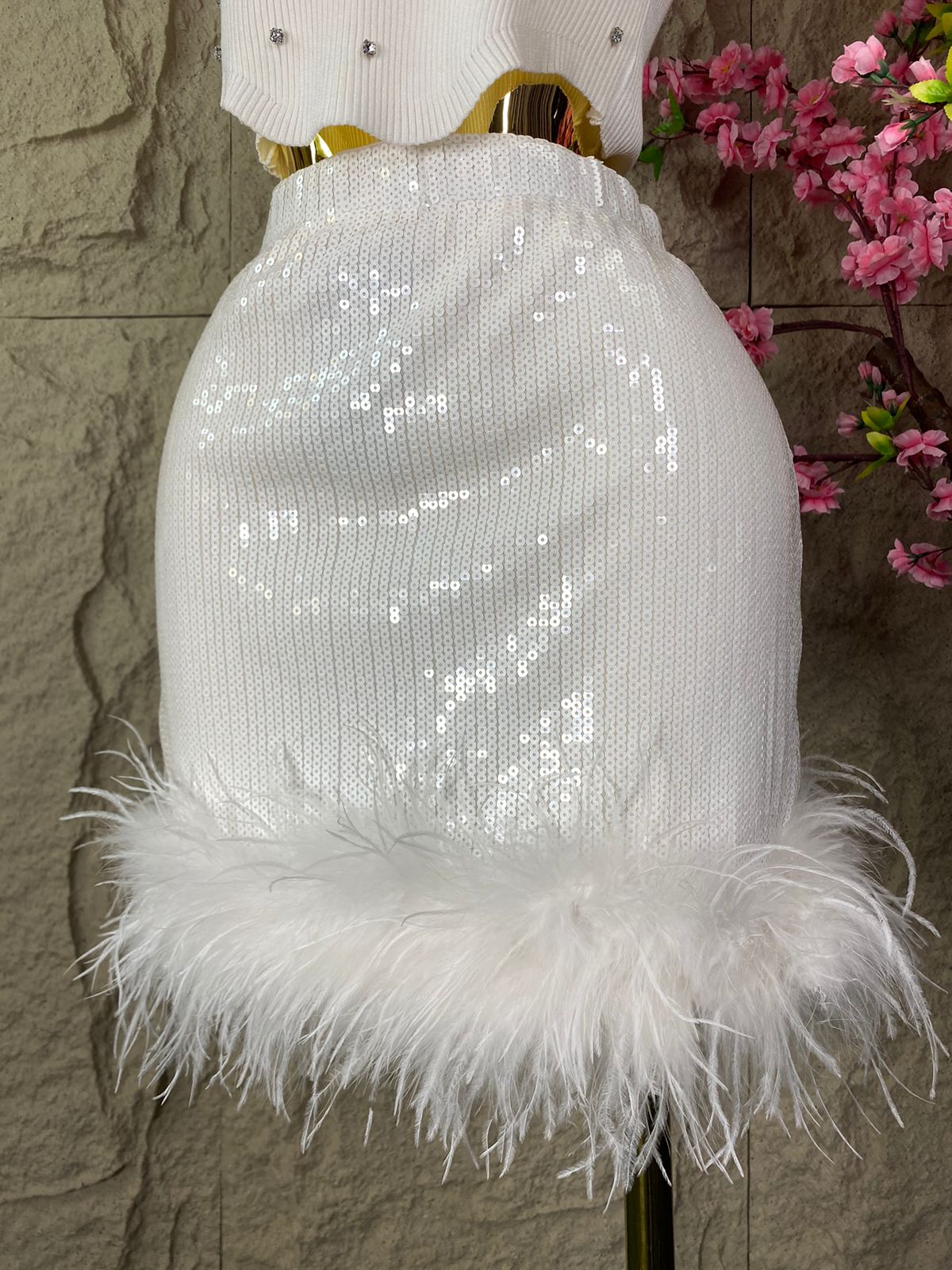 FALDA CORTA CON LENTEJUELA Y PLUMAS BLANCA
