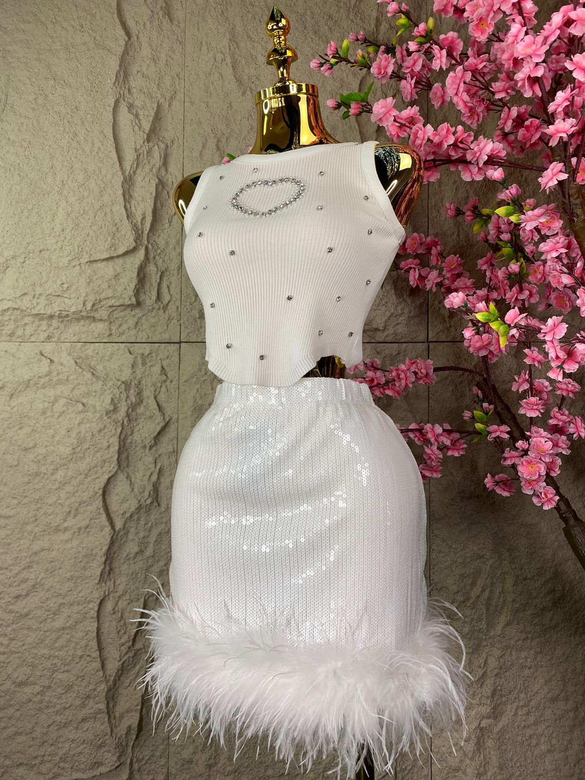 FALDA CORTA CON LENTEJUELA Y PLUMAS BLANCA