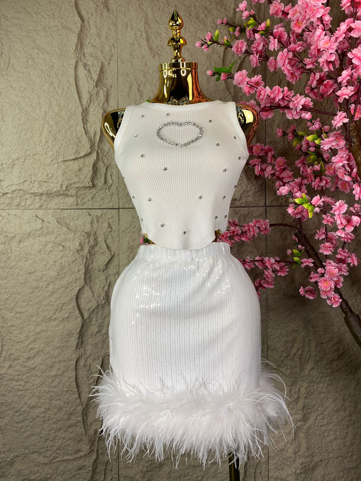 FALDA CORTA CON LENTEJUELA Y PLUMAS BLANCA
