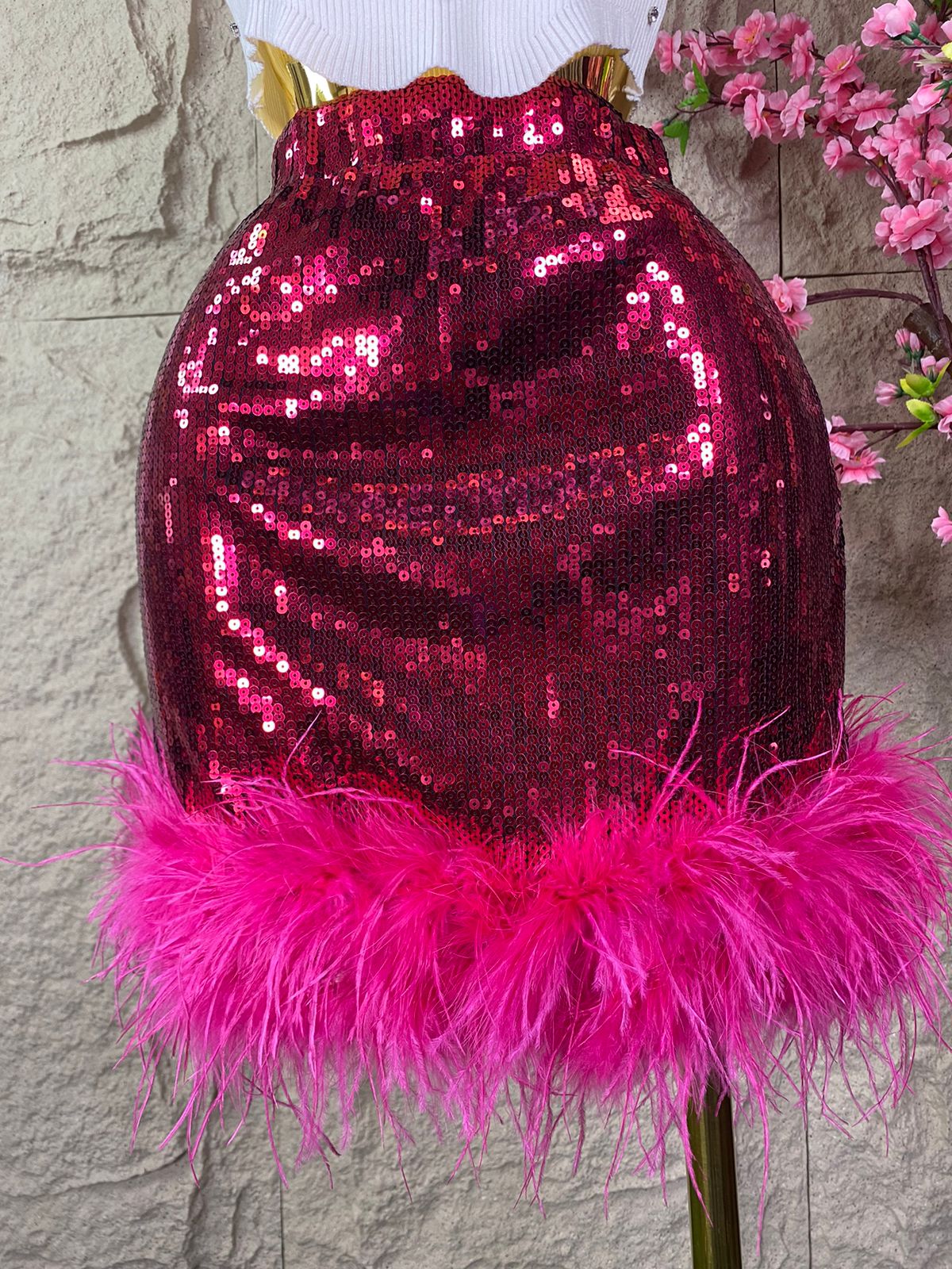 FALDA CORTA CON LENTEJUELA Y PLUMAS ROJO