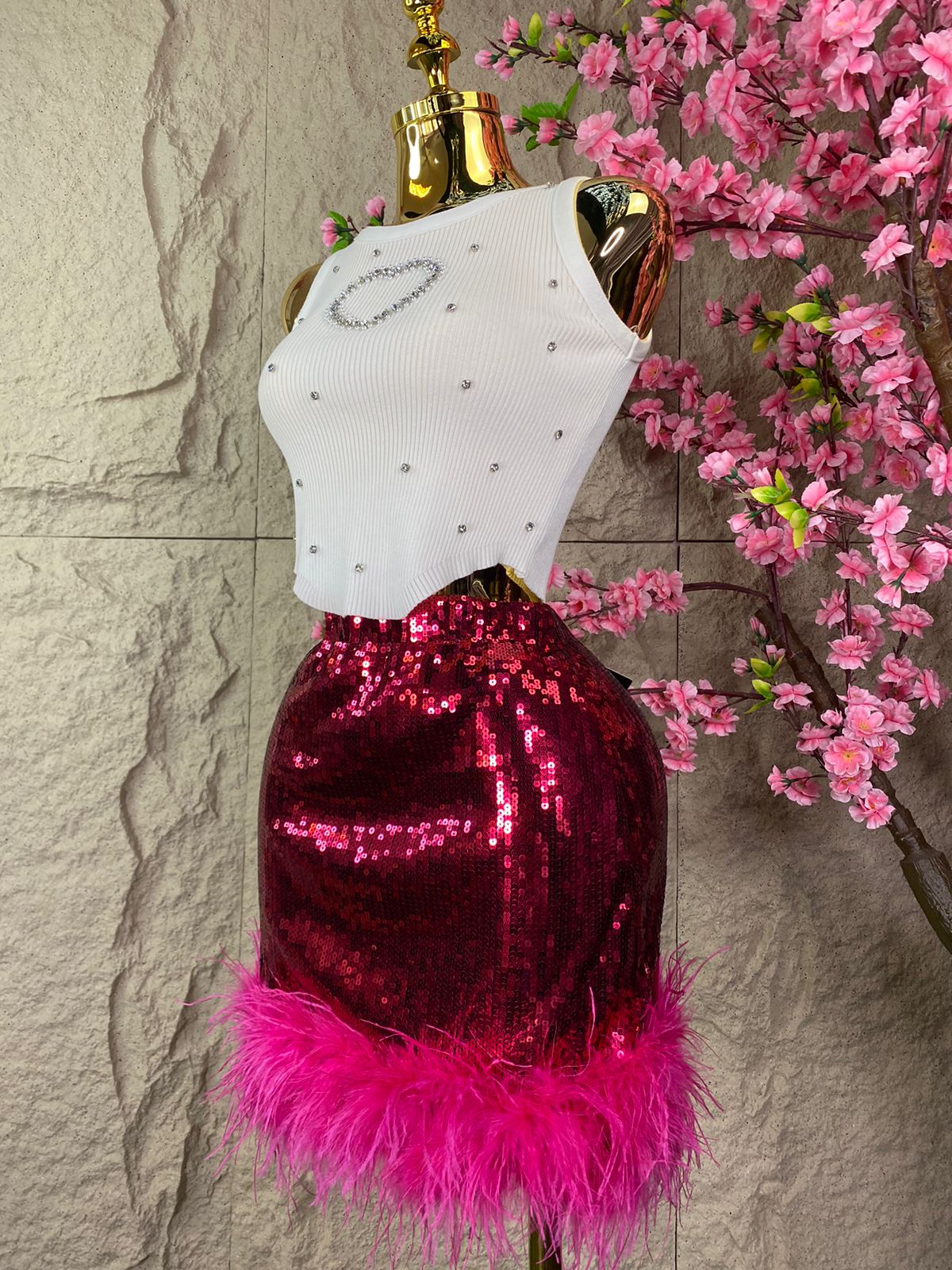 FALDA CORTA CON LENTEJUELA Y PLUMAS ROJO
