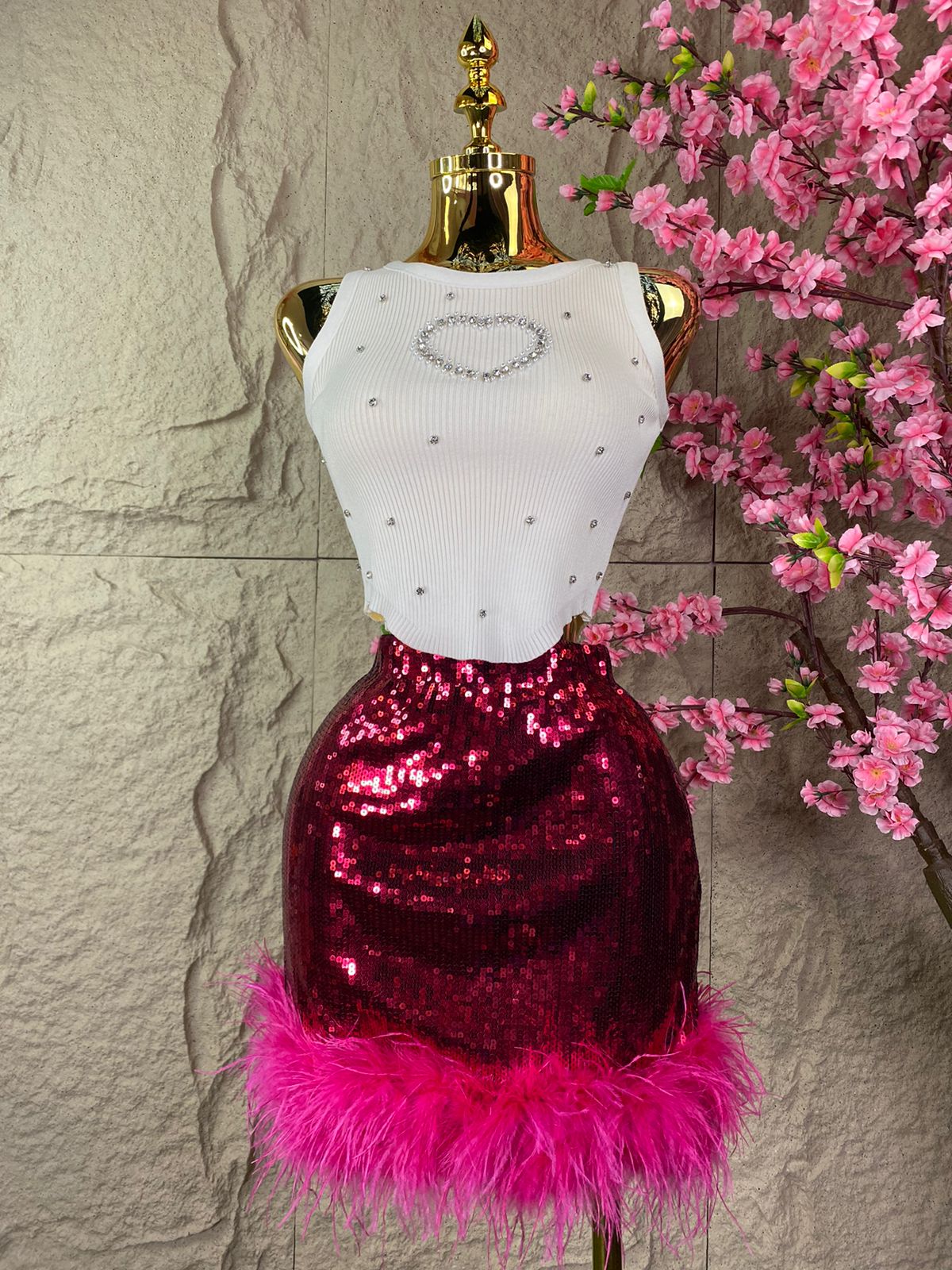 FALDA CORTA CON LENTEJUELA Y PLUMAS ROJO