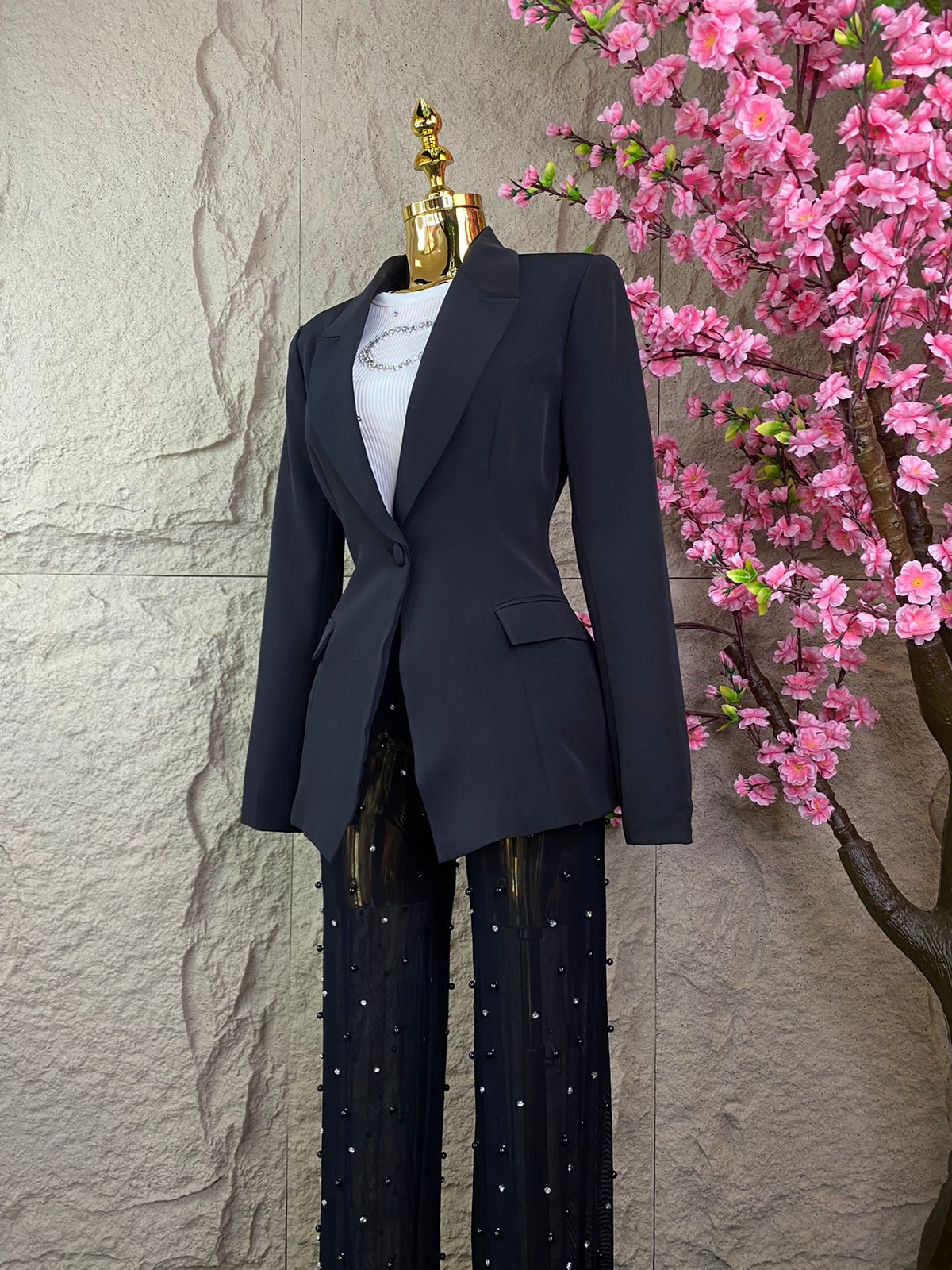 CONJUNTO SACO/PANTALON BROQUELES Y PERLAS NEGRO
