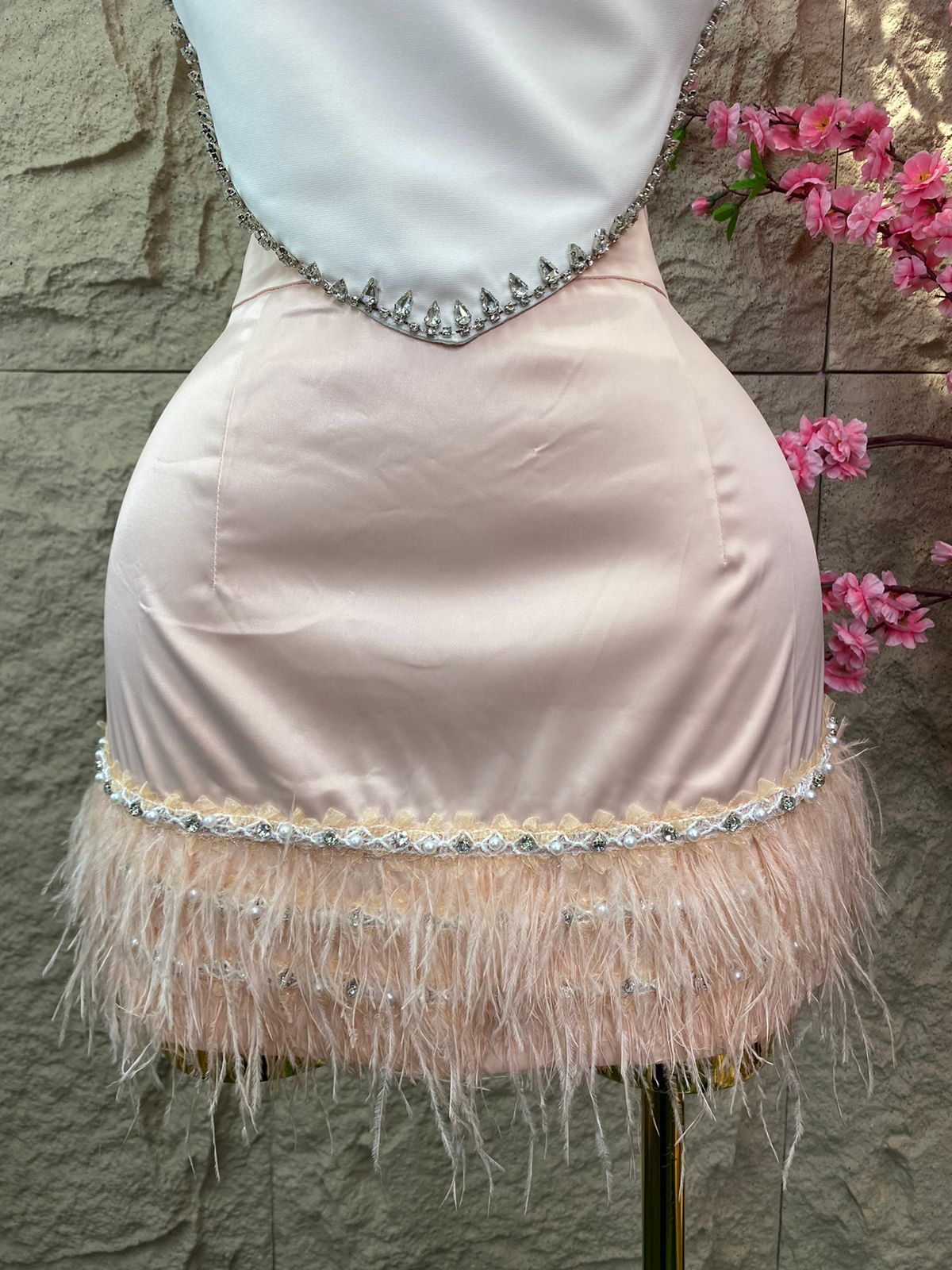 FALDA CORTA CON BROQUELES, PERLAS Y PLUMAS