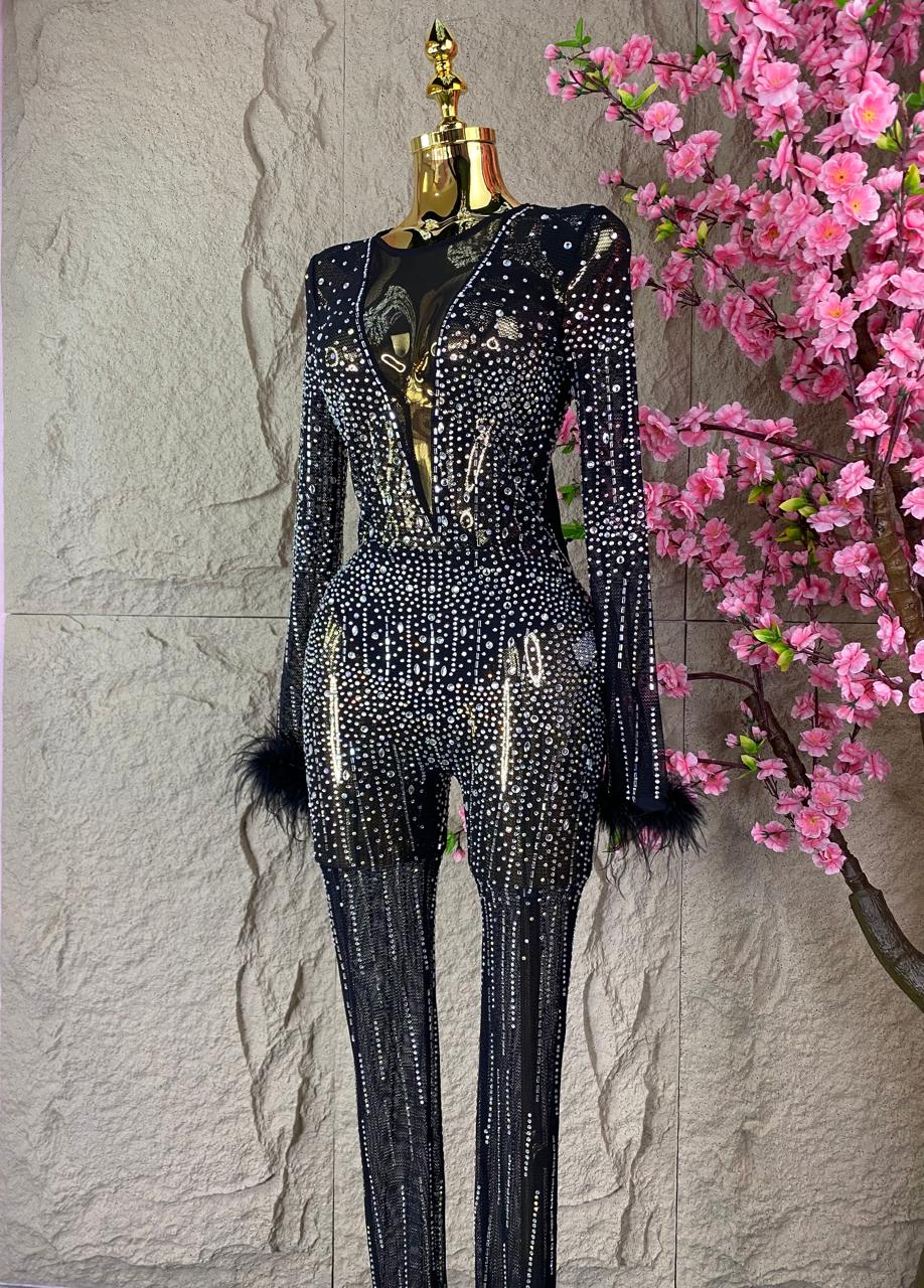 JUMPSUIT CON BRILLOS Y PLUMAS NEGRO