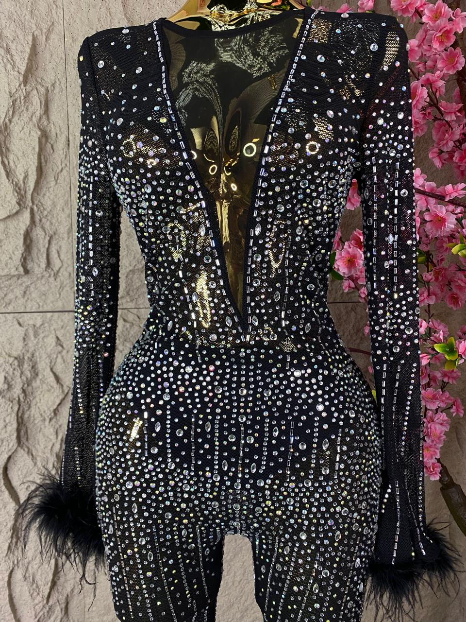 JUMPSUIT CON BRILLOS Y PLUMAS NEGRO