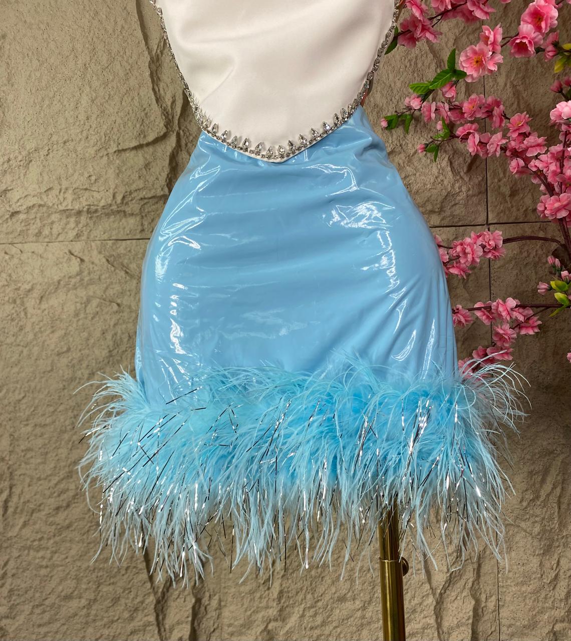FALDA VINIPIEL Y PLUMAS AZULADA