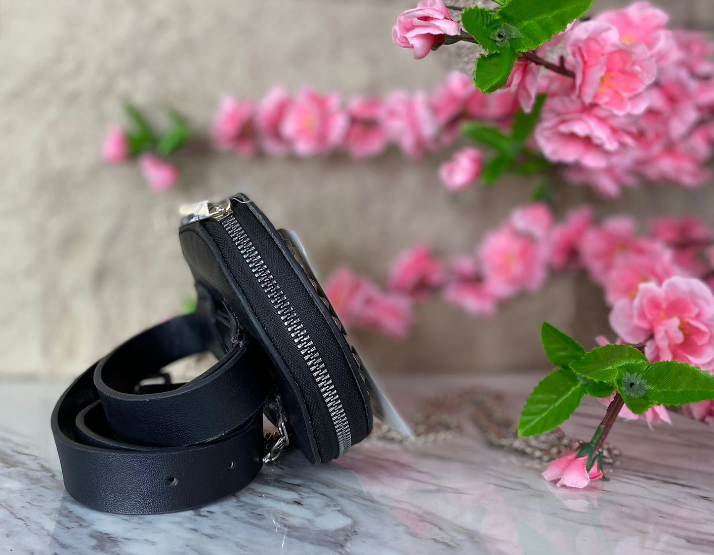 MINI BOLSO REDONDO CON DIAMANTES PLATEADOS