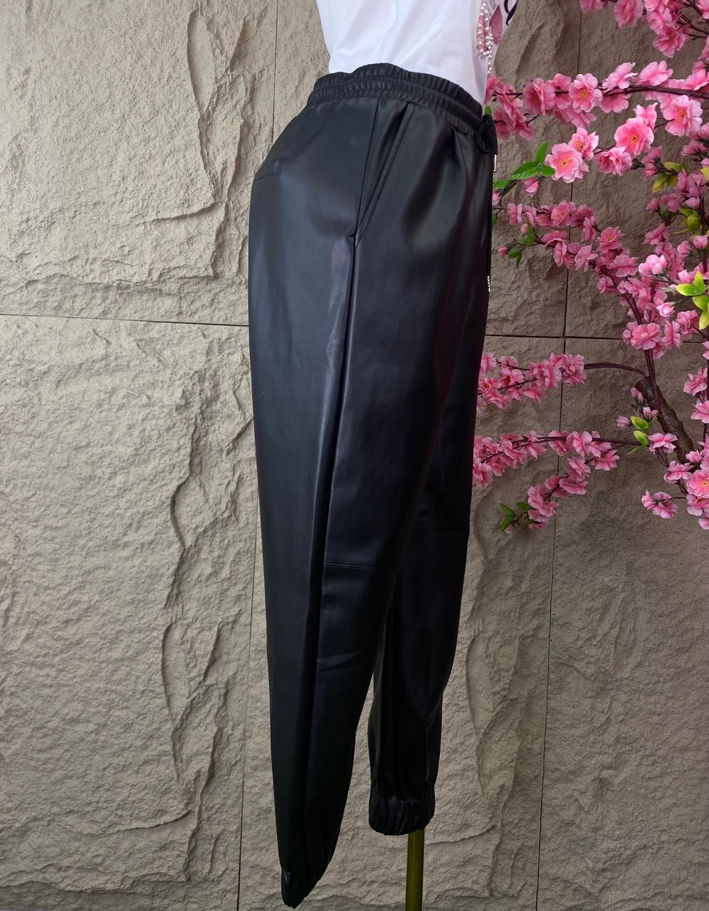 PANTALON DEPORTIVO DE VINIPIEL NEGRO
