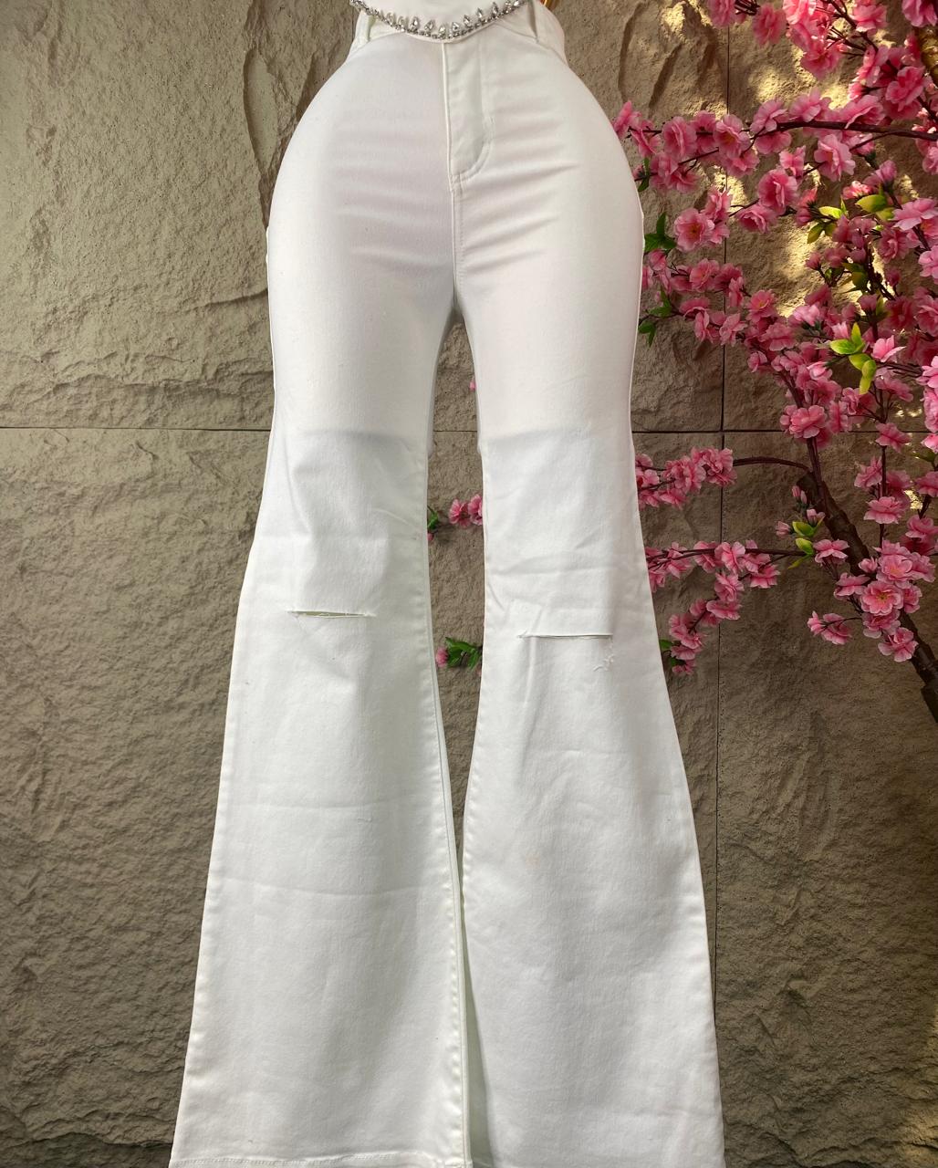 PANTALON CAMPANA RAZGADO EN RODILLA MEZCLILLA BLANCO