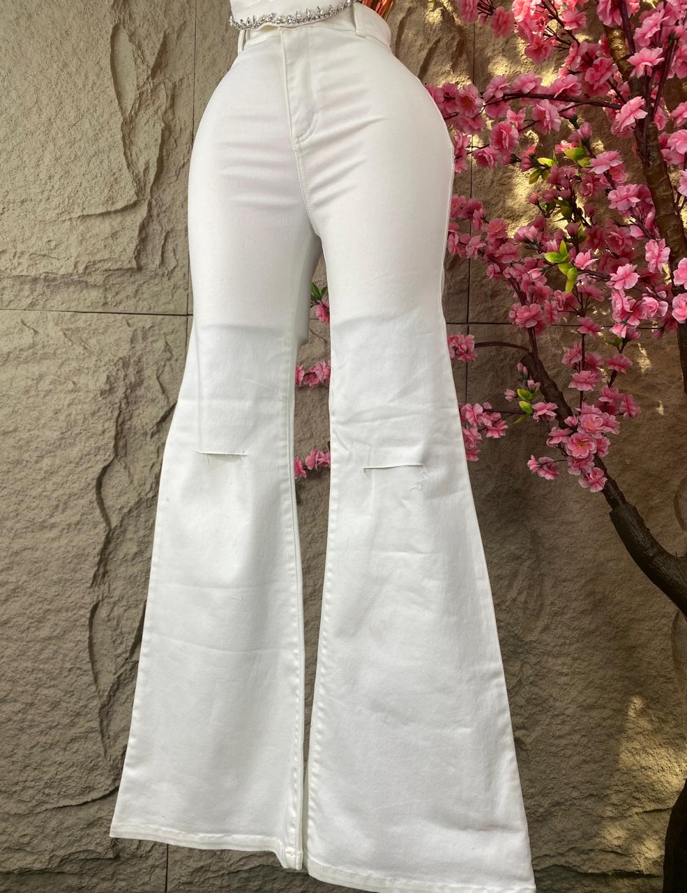 PANTALON CAMPANA RAZGADO EN RODILLA MEZCLILLA BLANCO