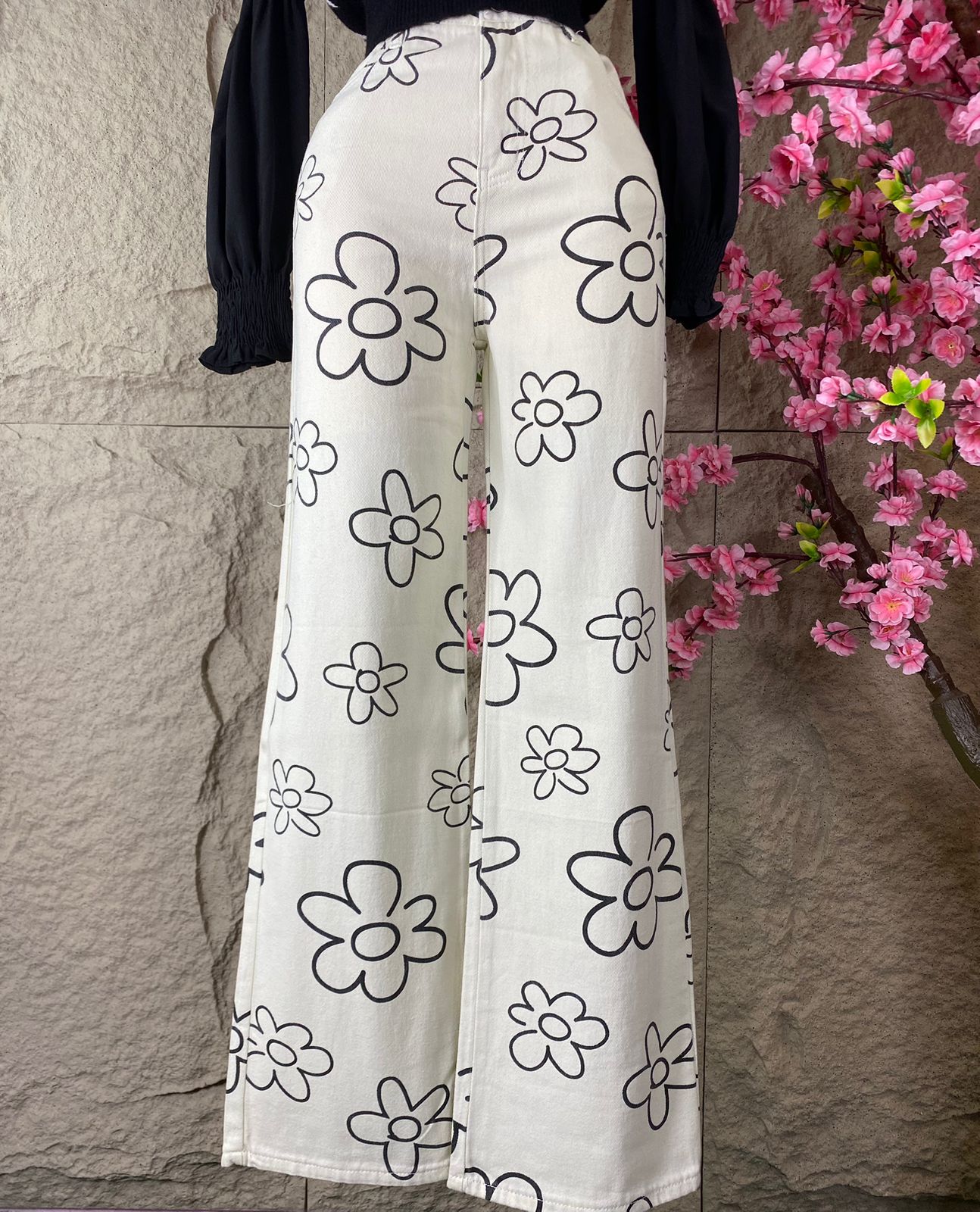 PANTALON RECTO MEZCLILLA FLORES BEIGE