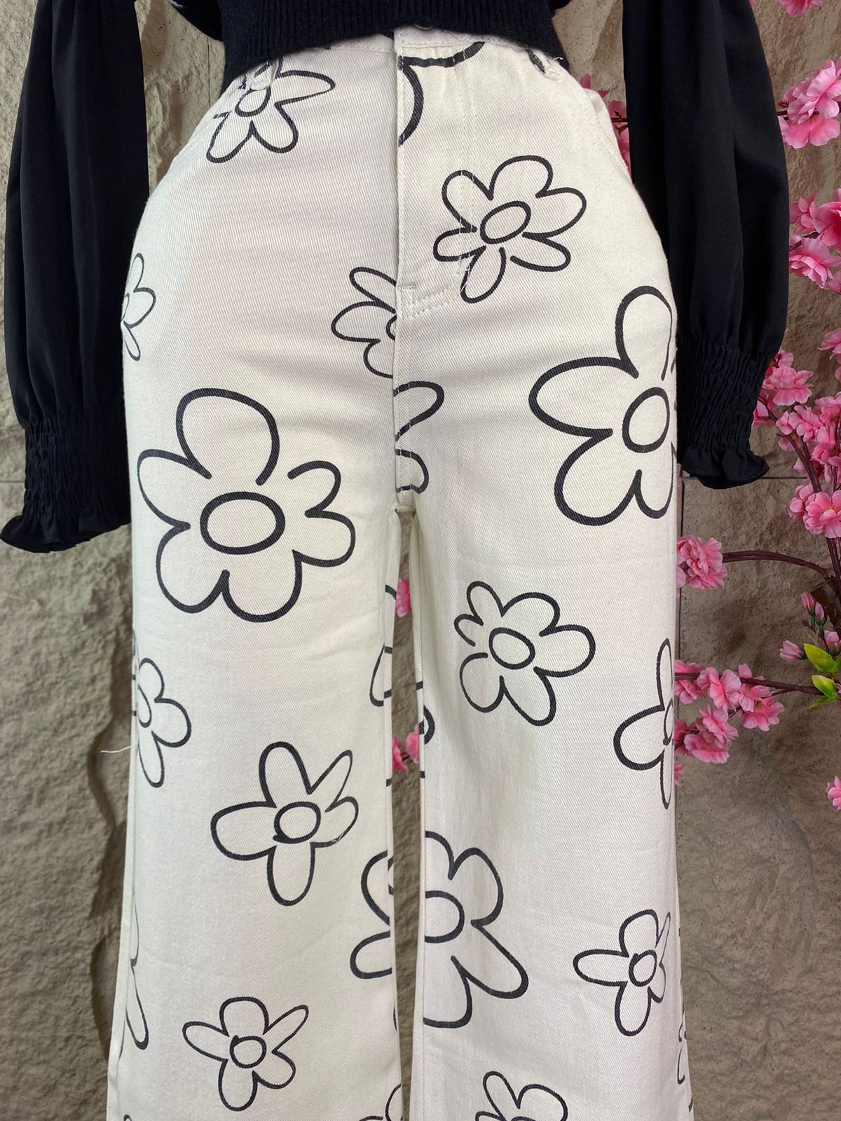 PANTALON RECTO MEZCLILLA FLORES BEIGE