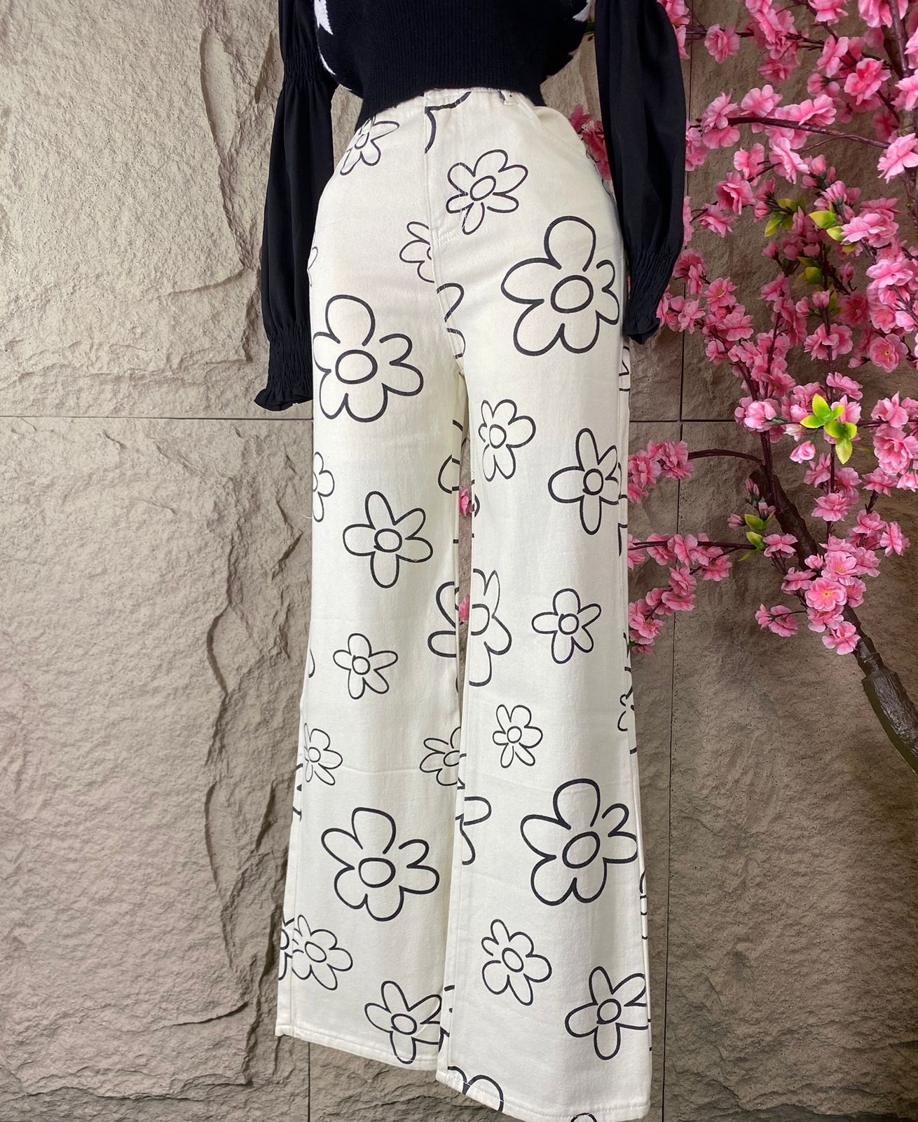 PANTALON RECTO MEZCLILLA FLORES BEIGE