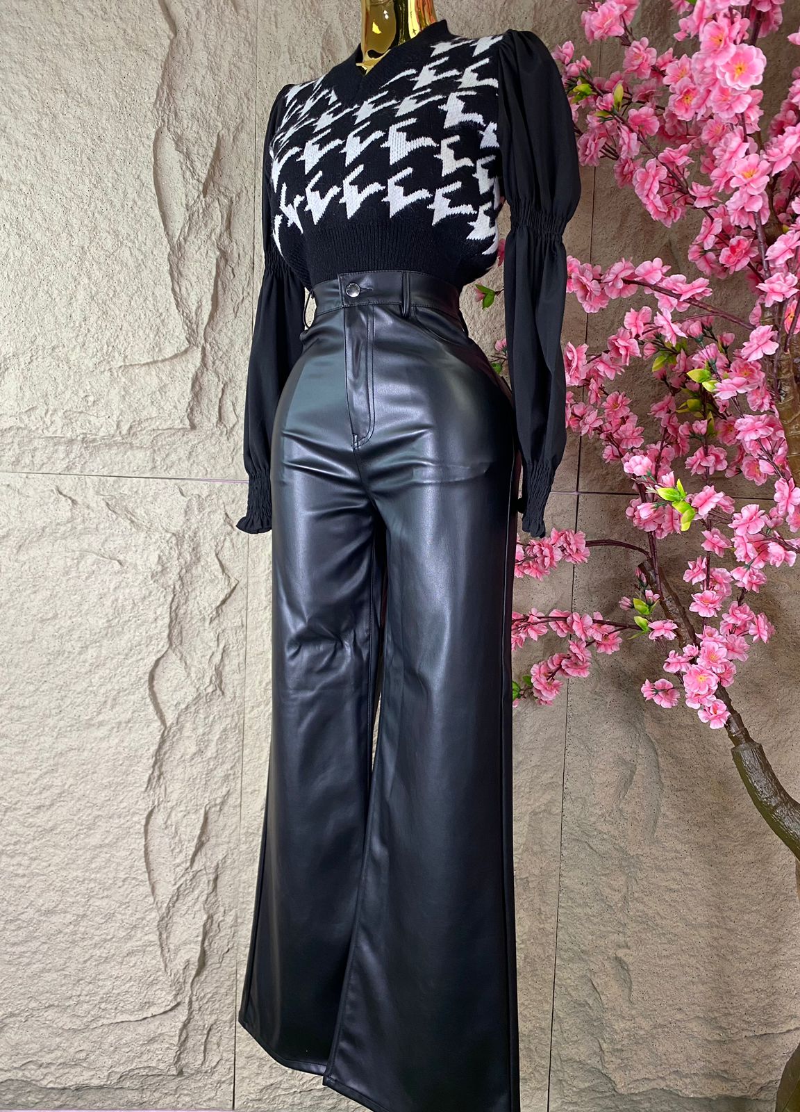 PANTALON RECTO CON BOLSAS TRASERAS VINIPIEL NEGRO