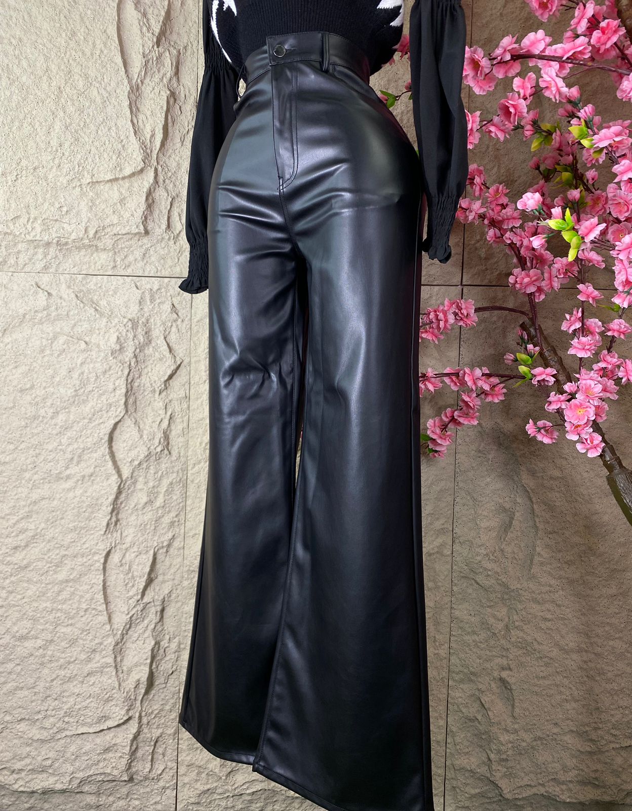 PANTALON RECTO CON BOLSAS TRASERAS VINIPIEL NEGRO