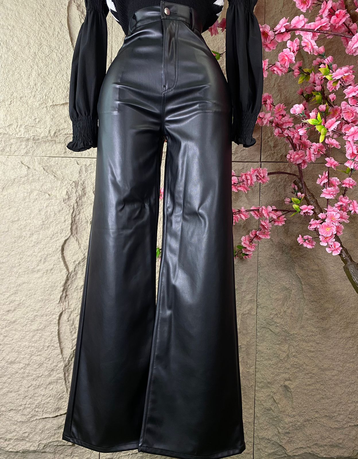 PANTALON RECTO CON BOLSAS TRASERAS VINIPIEL NEGRO