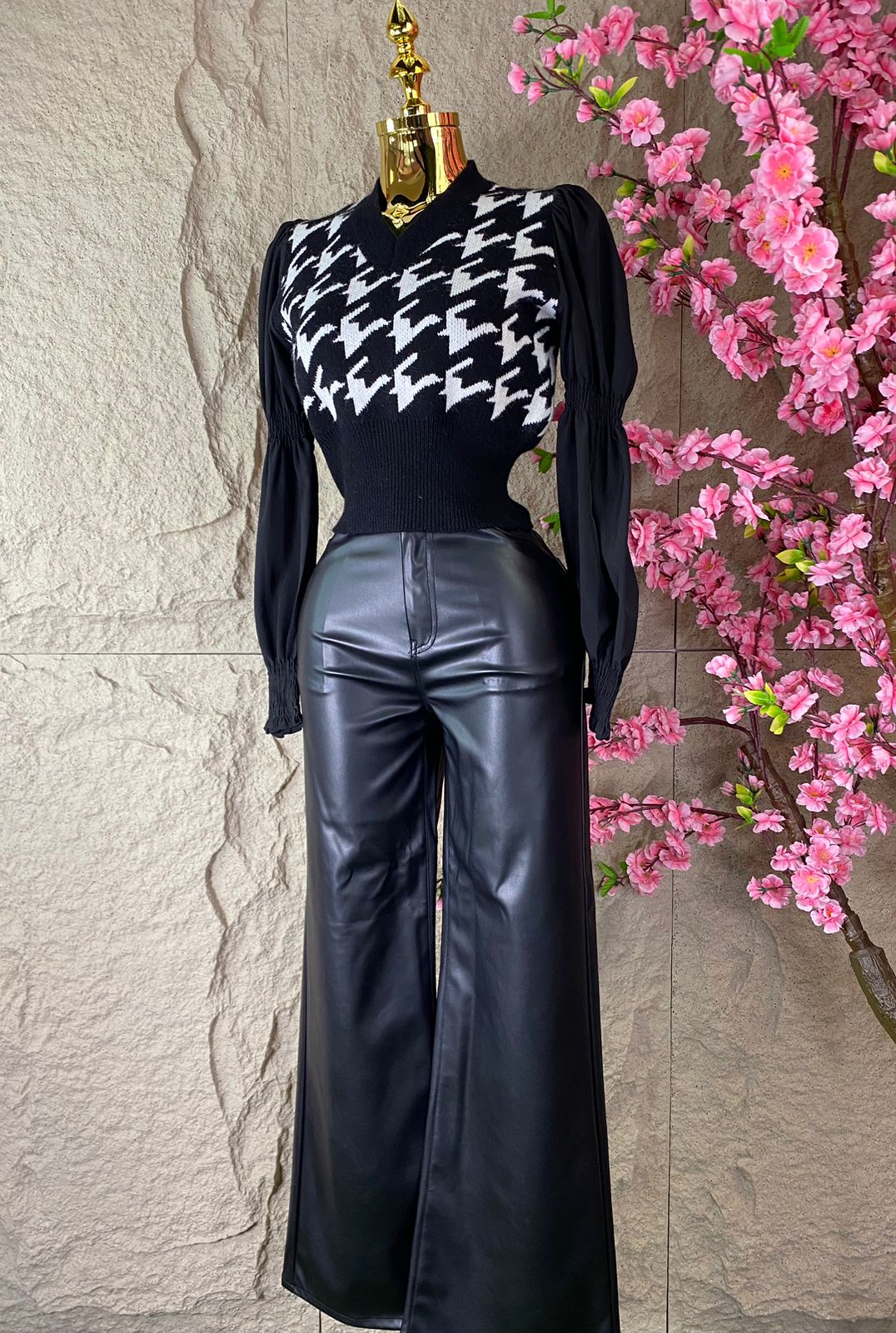 PANTALON RECTO CON BOLSAS TRASERAS VINIPIEL NEGRO