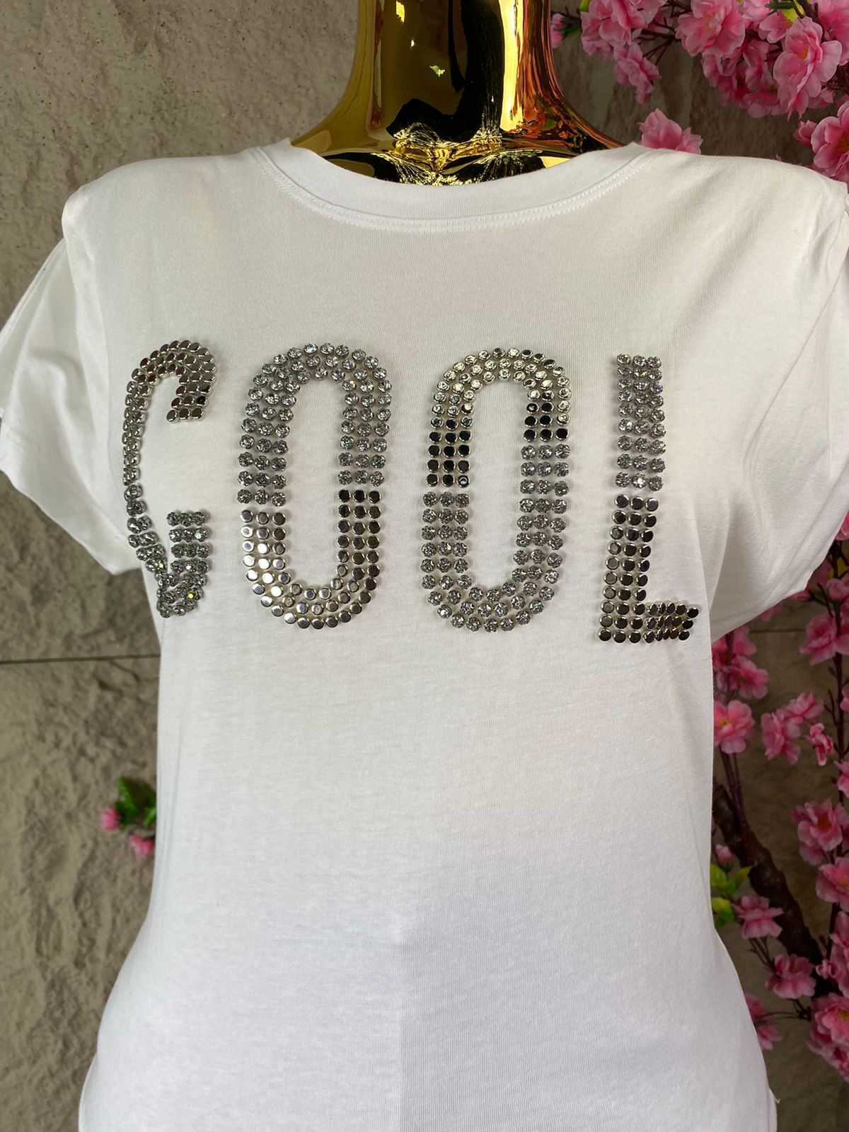 PLAYERA TEE COOL CON BROQUELES BLANCO