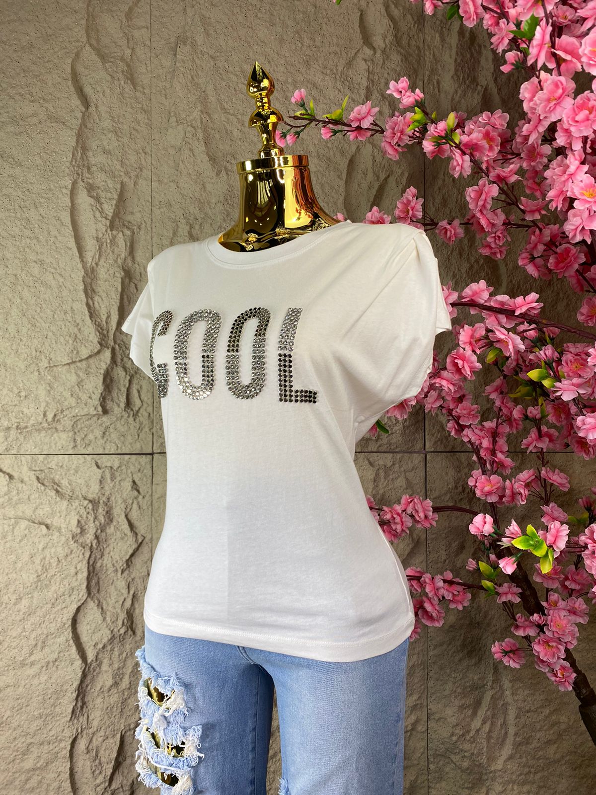 PLAYERA TEE COOL CON BROQUELES BLANCO