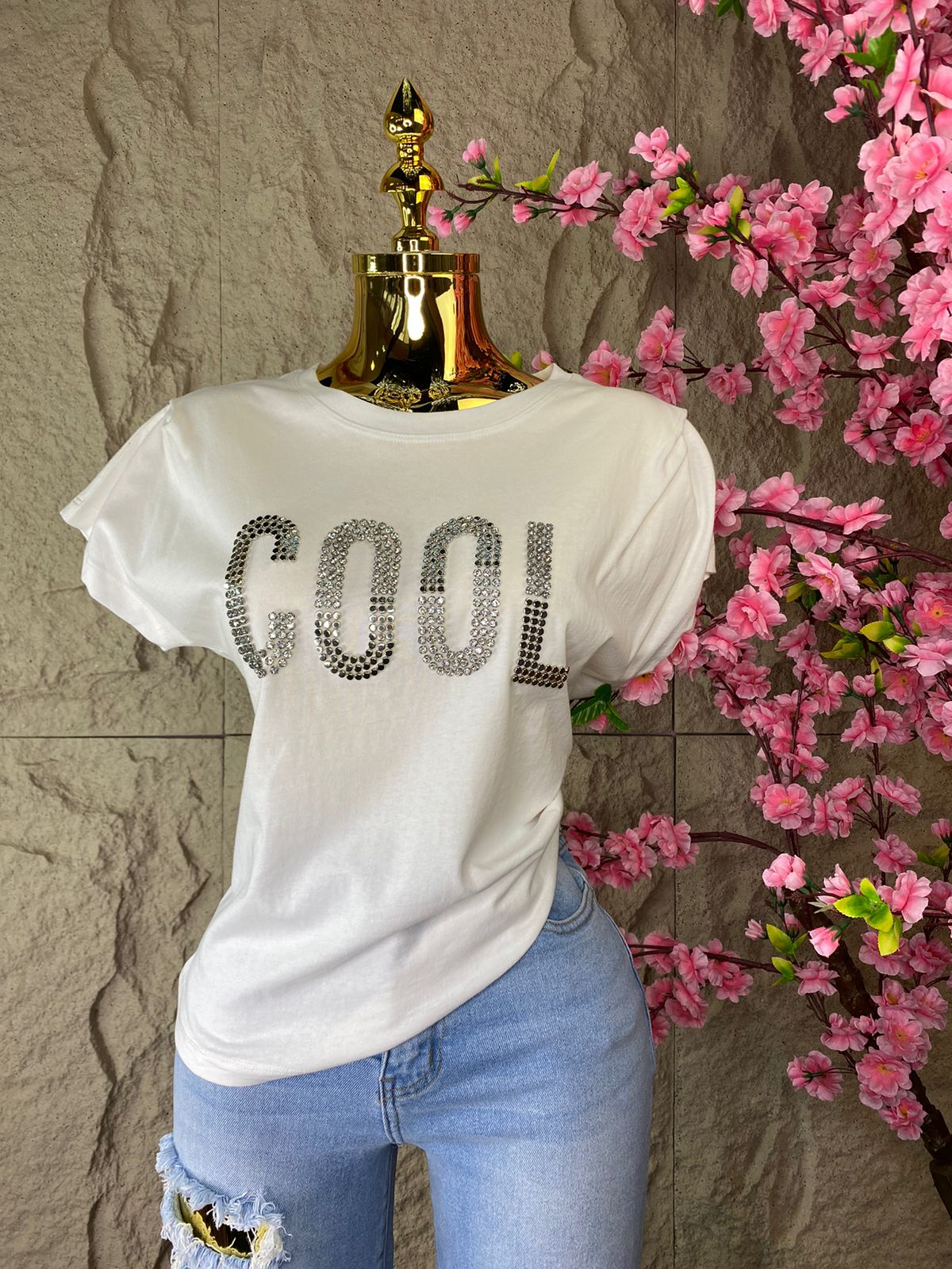 PLAYERA TEE COOL CON BROQUELES BLANCO