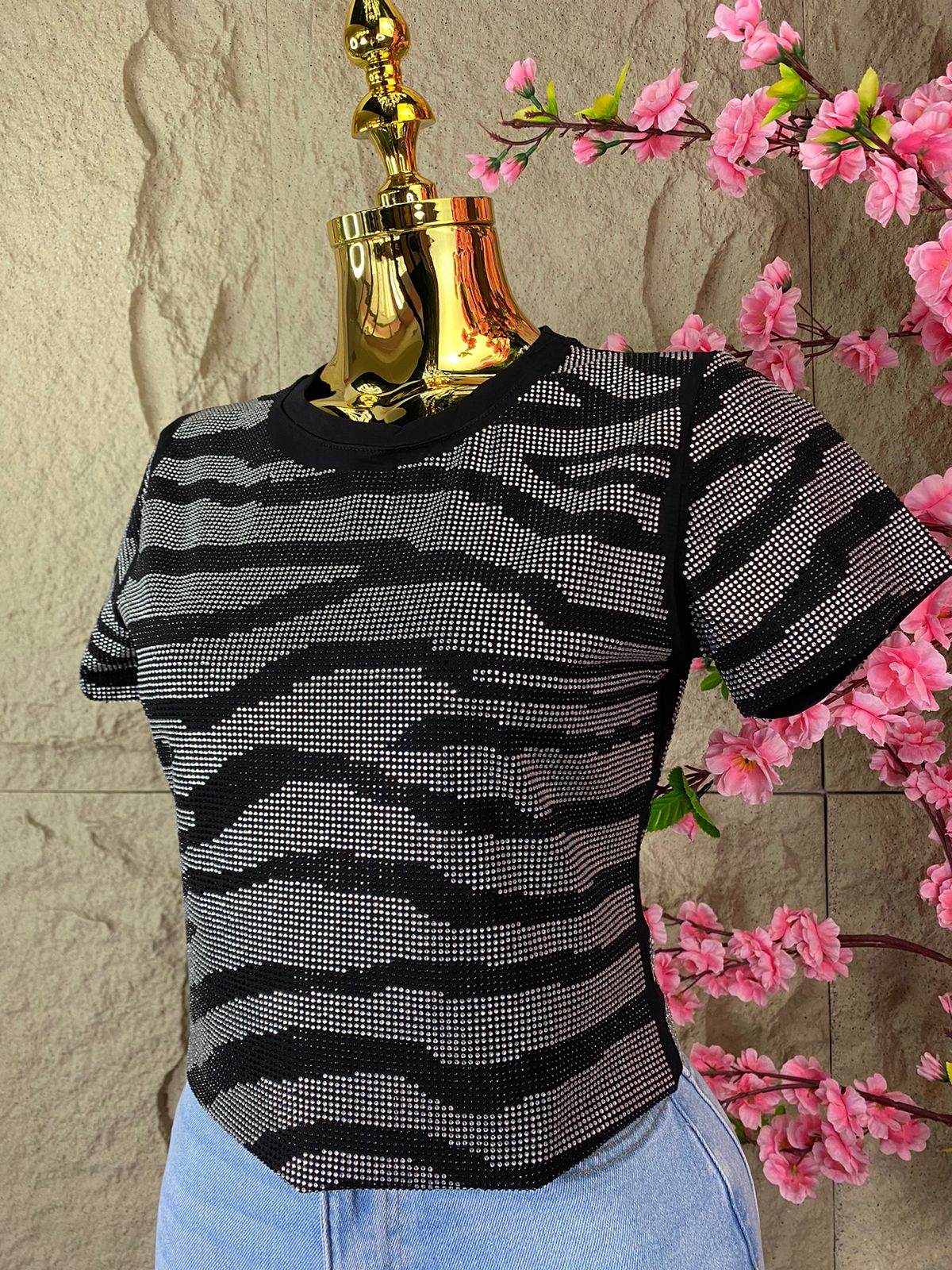 PLAYERA TAPIZADA DE BRILLOS NEGRA