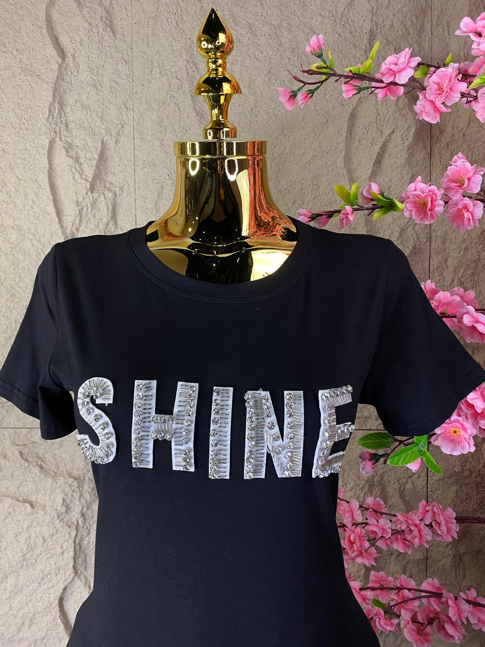 PLAYERA TEE SHINE CON BROQUELES