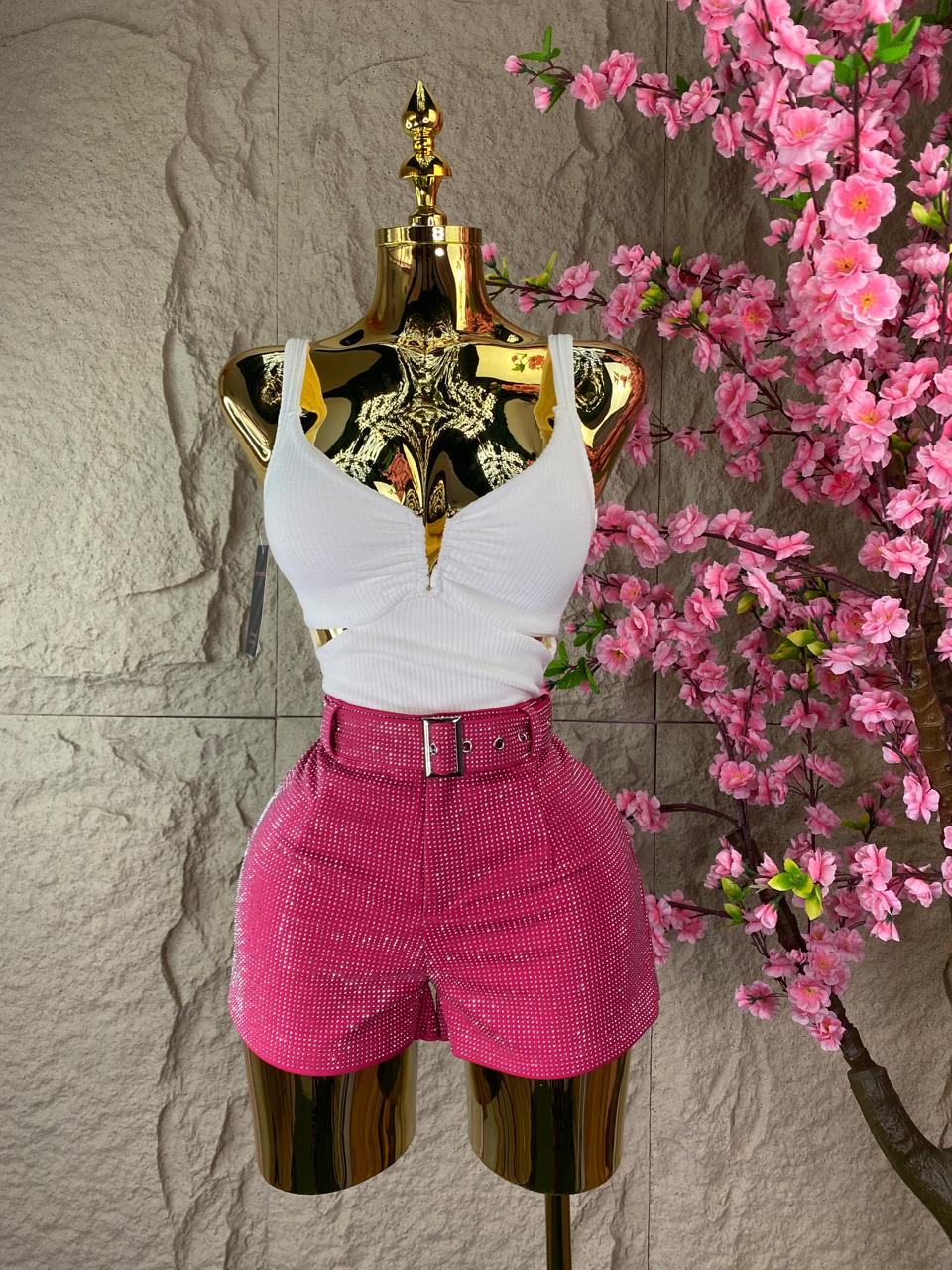 SHORT CON CINTURON Y BRILLOS