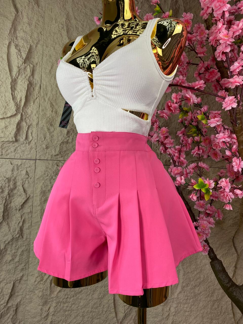 SHORT CON HILERA DE BOTONES AL FRENTE ROSA