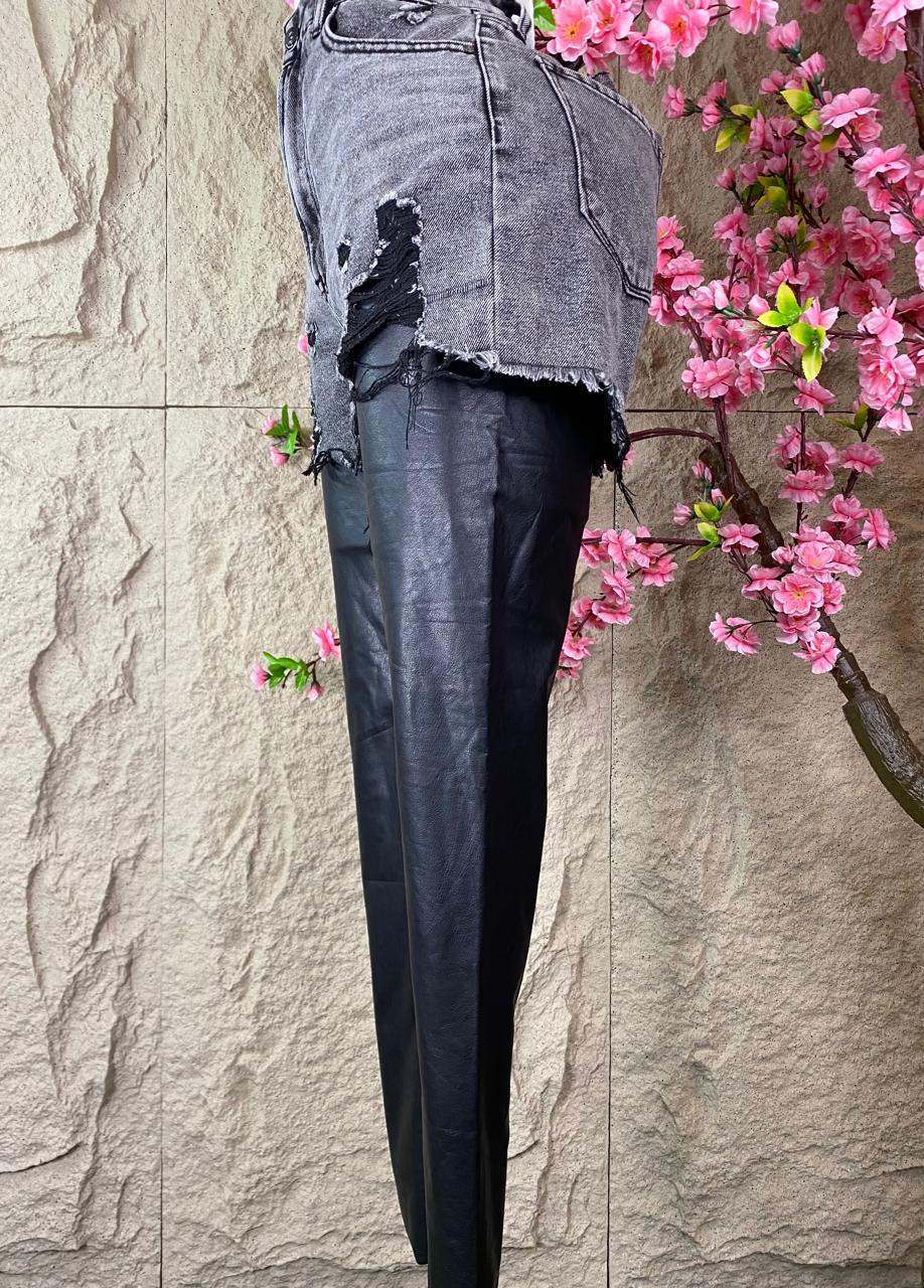 SHORT CON PANTALON EN VINIPIEL NEGRO