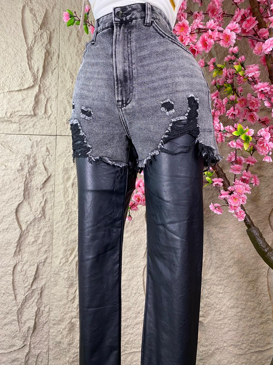 SHORT CON PANTALON EN VINIPIEL NEGRO
