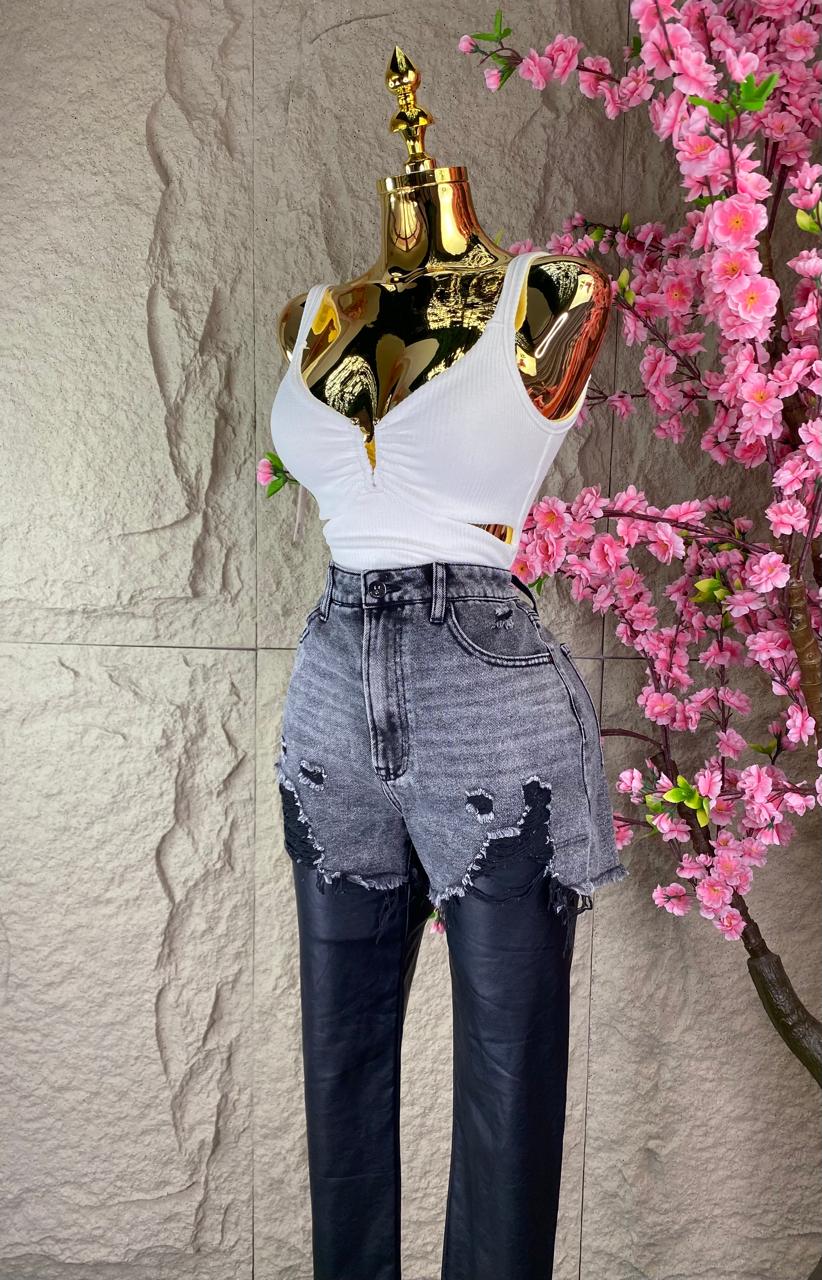 SHORT CON PANTALON EN VINIPIEL NEGRO